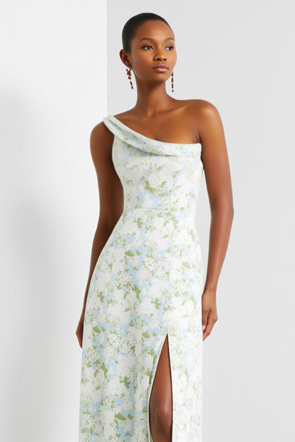 Robe longue de demoiselle d'honneur fourreau à imprimé floral bleu et blanc, avec une épaule dénudée et une fente