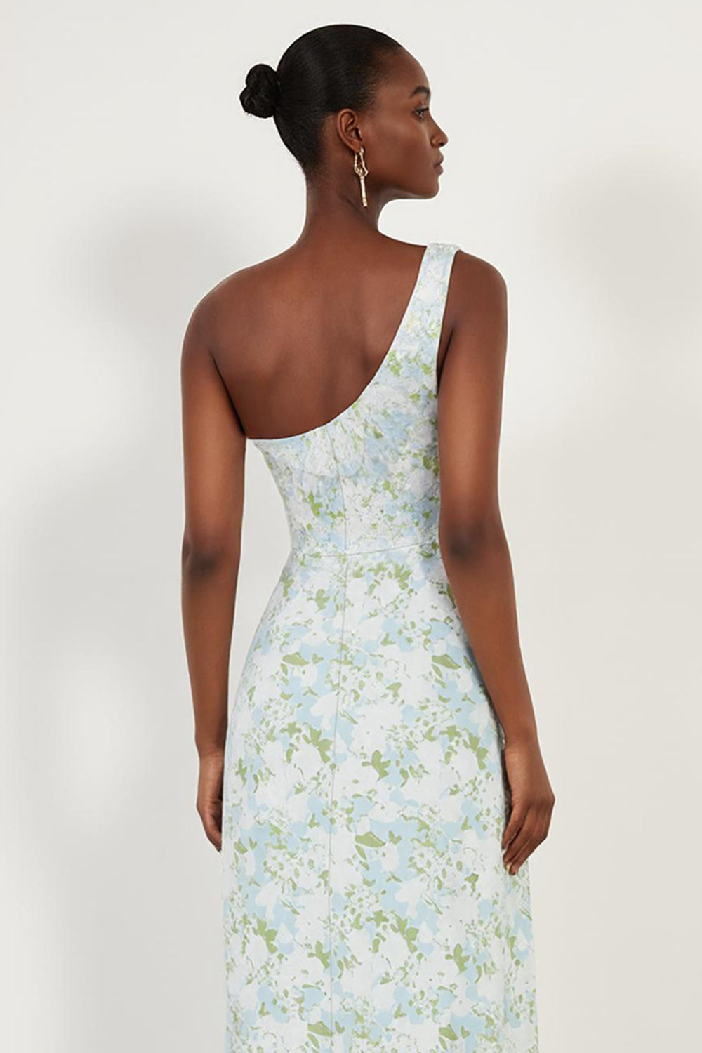 Robe longue de demoiselle d'honneur fourreau à imprimé floral bleu et blanc, avec une épaule dénudée et une fente