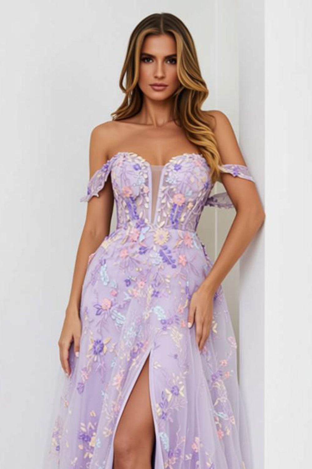 Robe de bal longue en ligne A lilas avec broderie, épaules dénudées et fente