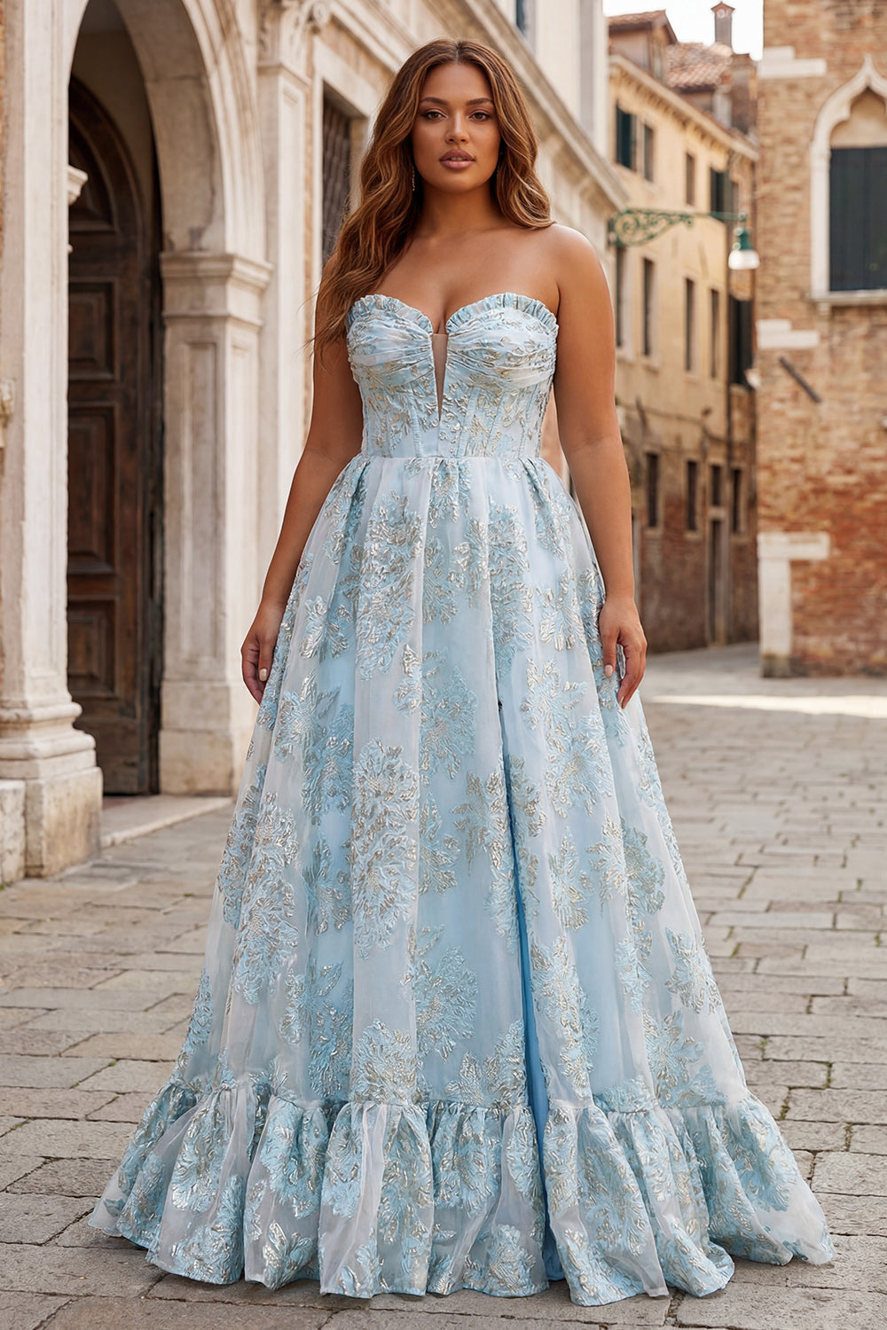 Robe de bal longue en jacquard rose coupe trapèze, bustier et fente