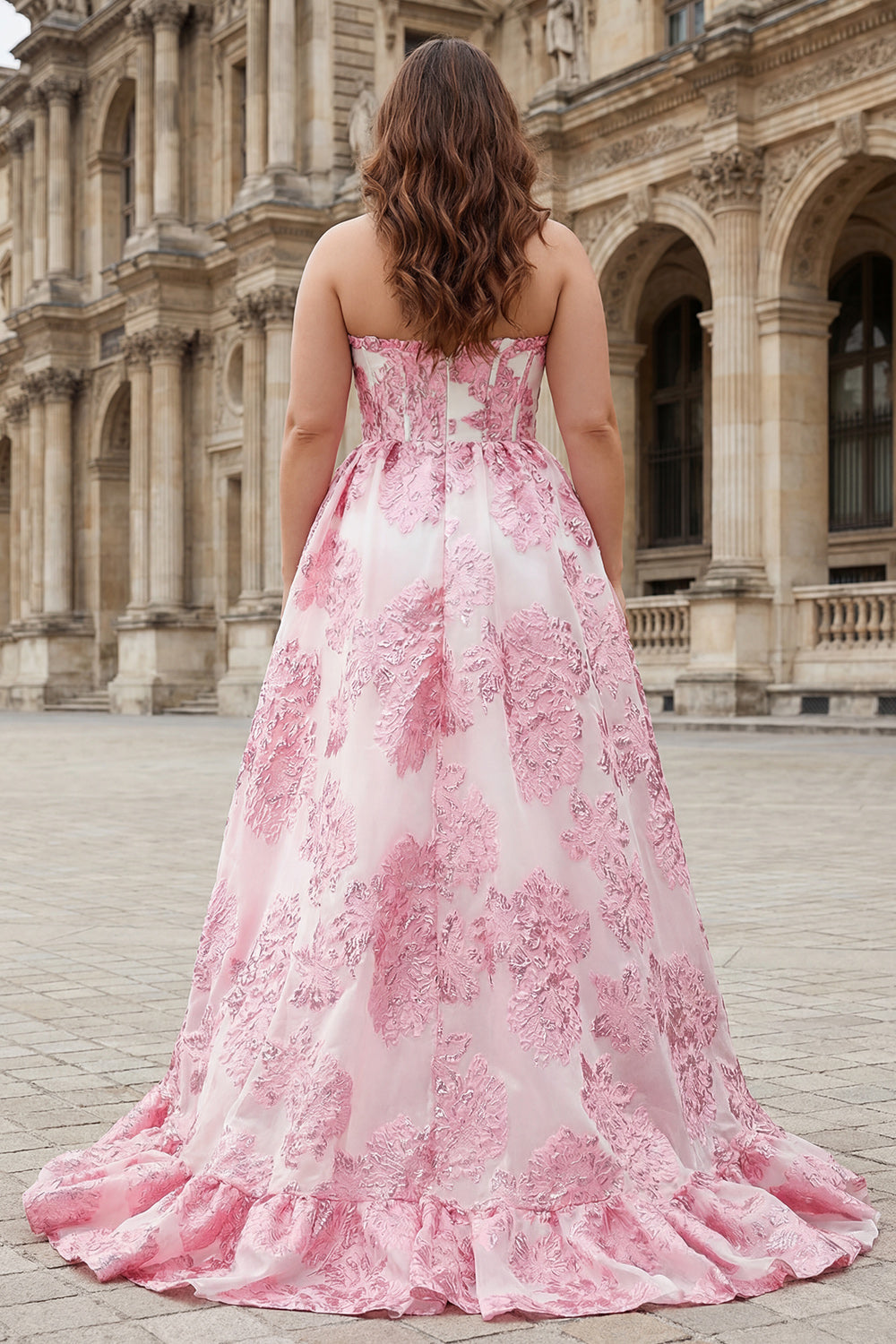Robe de bal longue en jacquard rose coupe trapèze, bustier et fente