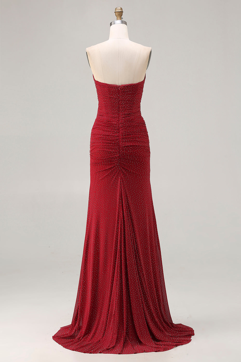 Vestido de fiesta largo de satén rojo sin tirantes con cuentas estilo sirena