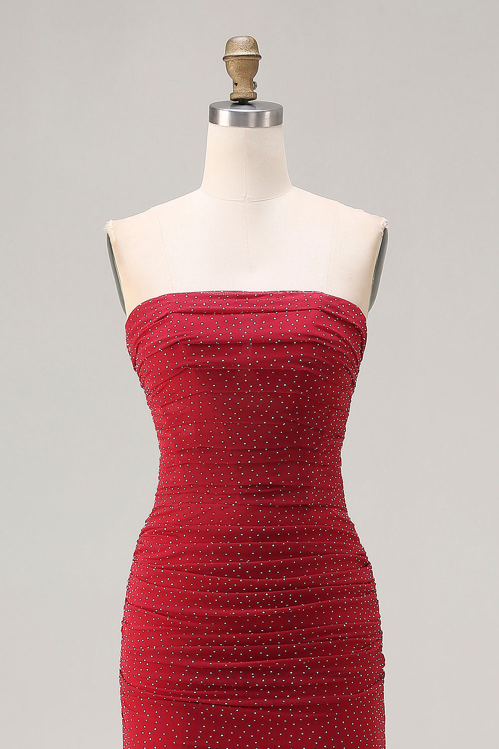Vestido de fiesta largo de satén rojo sin tirantes con cuentas estilo sirena