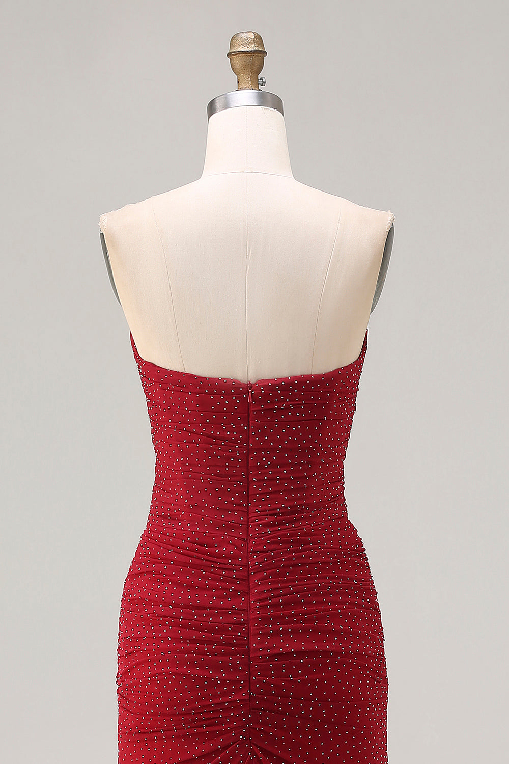 Vestido de fiesta largo de satén rojo sin tirantes con cuentas estilo sirena