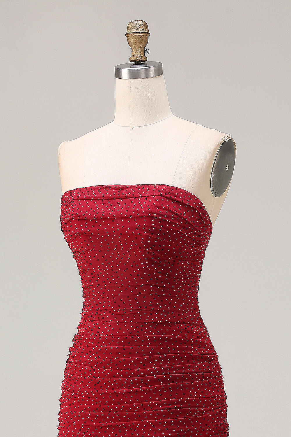Vestido de fiesta largo de satén rojo sin tirantes con cuentas estilo sirena