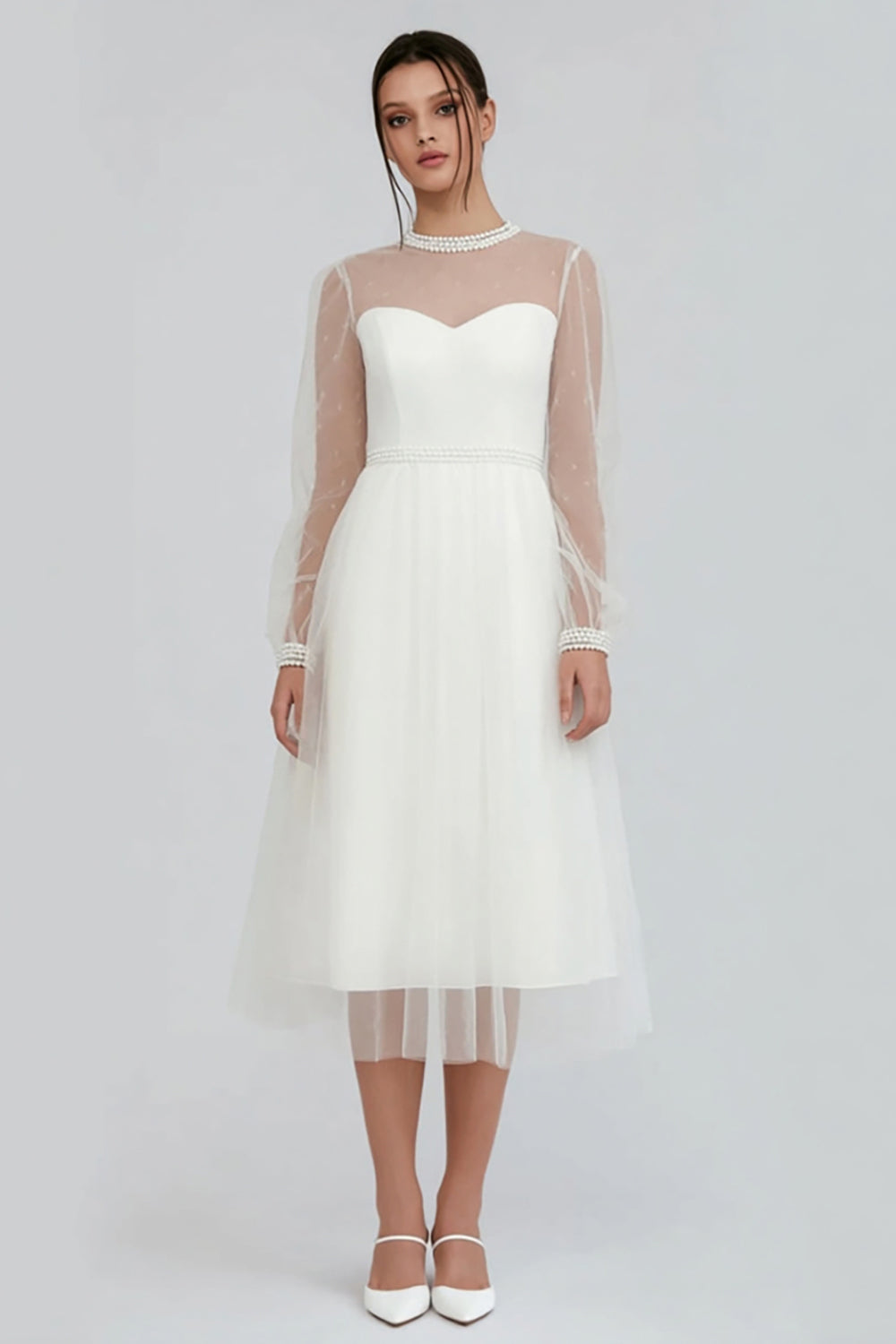 Robe de fiançailles mi-longue évasée en tulle blanc à manches longues