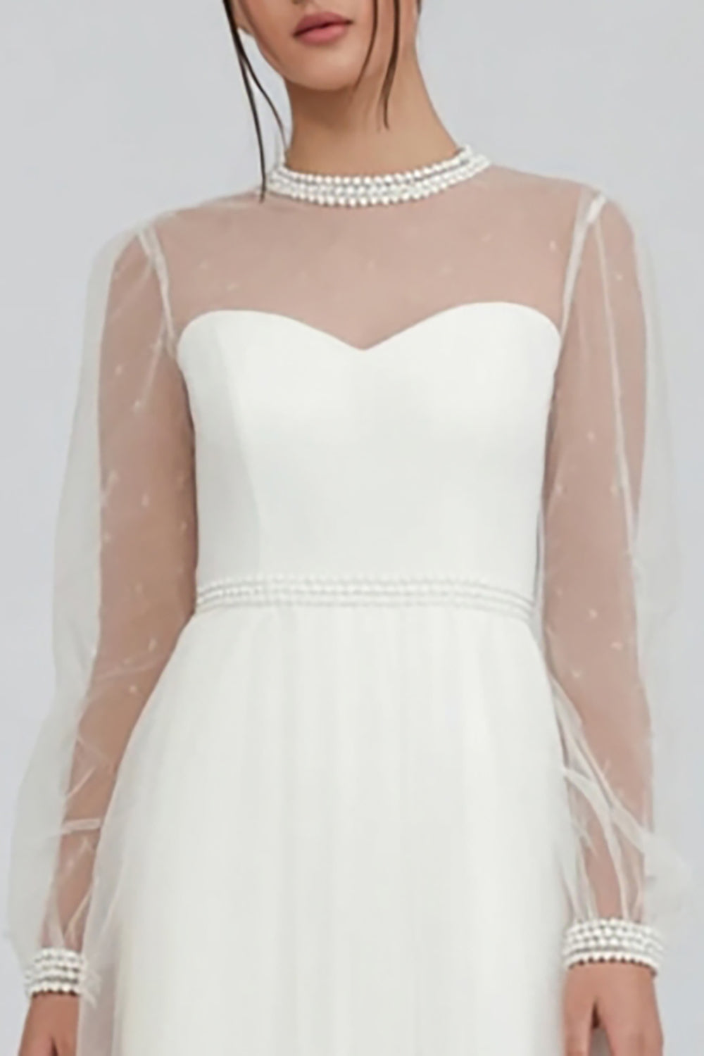 Robe de fiançailles mi-longue évasée en tulle blanc à manches longues