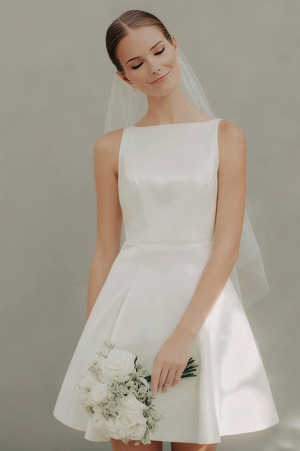 Robe de mariée courte trapèze blanche à col bateau pour un mariage au palais de justice