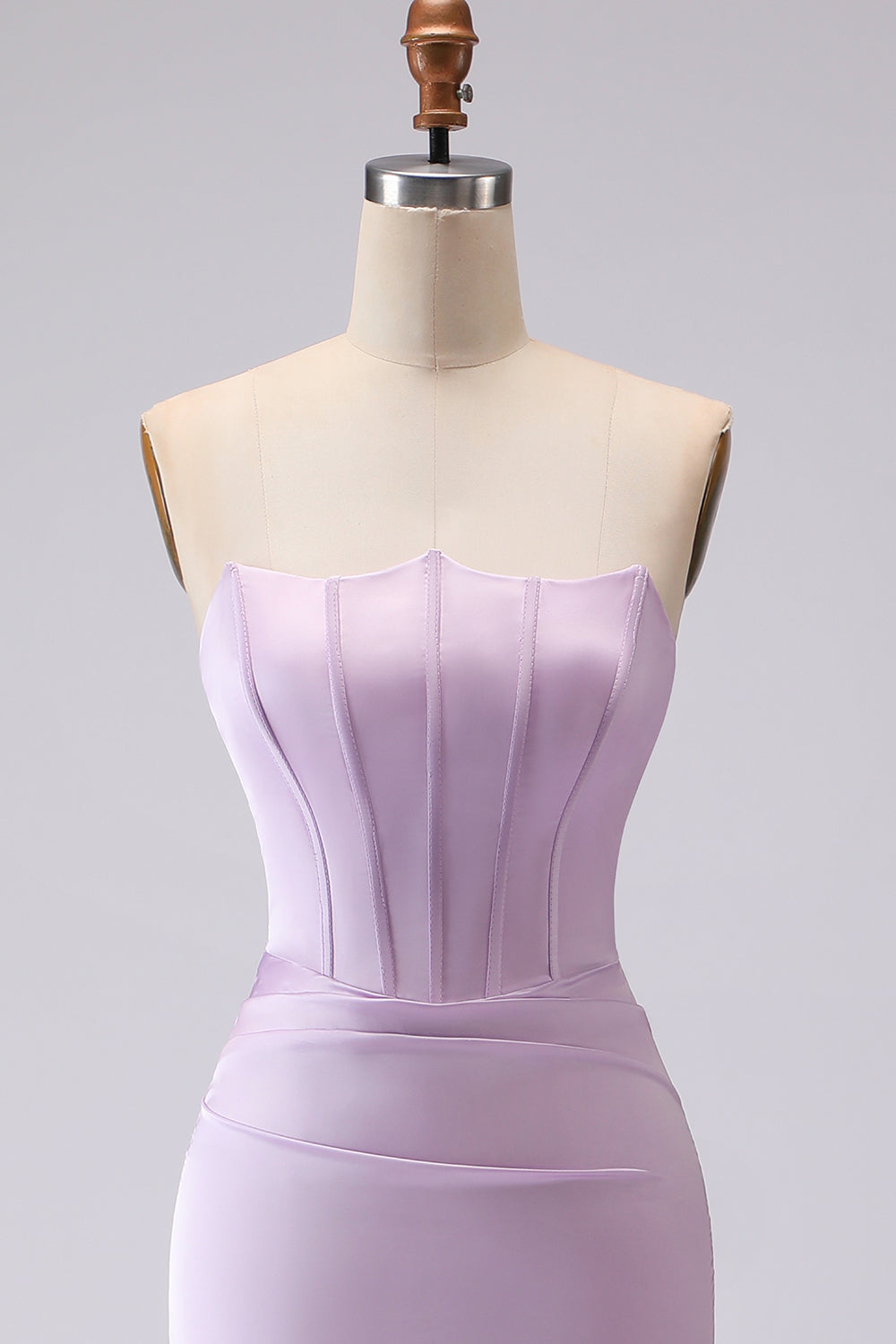 Robe demoiselle d'honneur longue sirène en satin froissé lilas sans bretelles avec corset simple