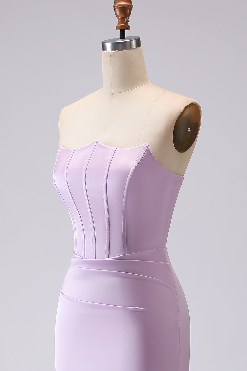 Robe demoiselle d'honneur longue sirène en satin froissé lilas sans bretelles avec corset simple