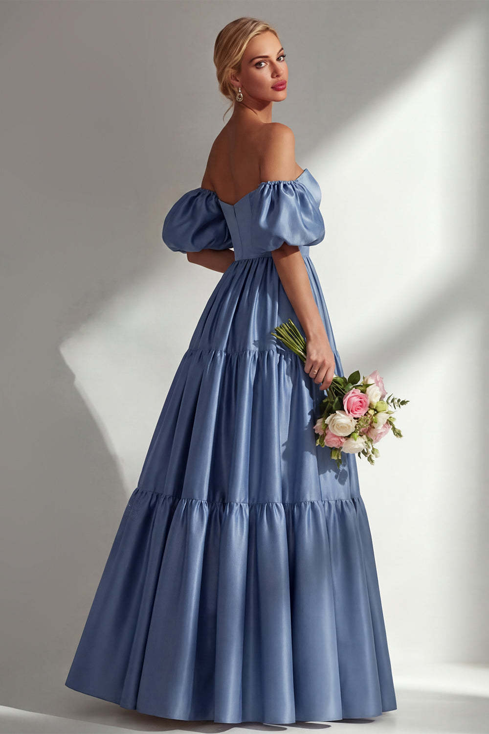 Vestido de noche largo de satén azul acero con escote barco, corte A y mangas desmontables