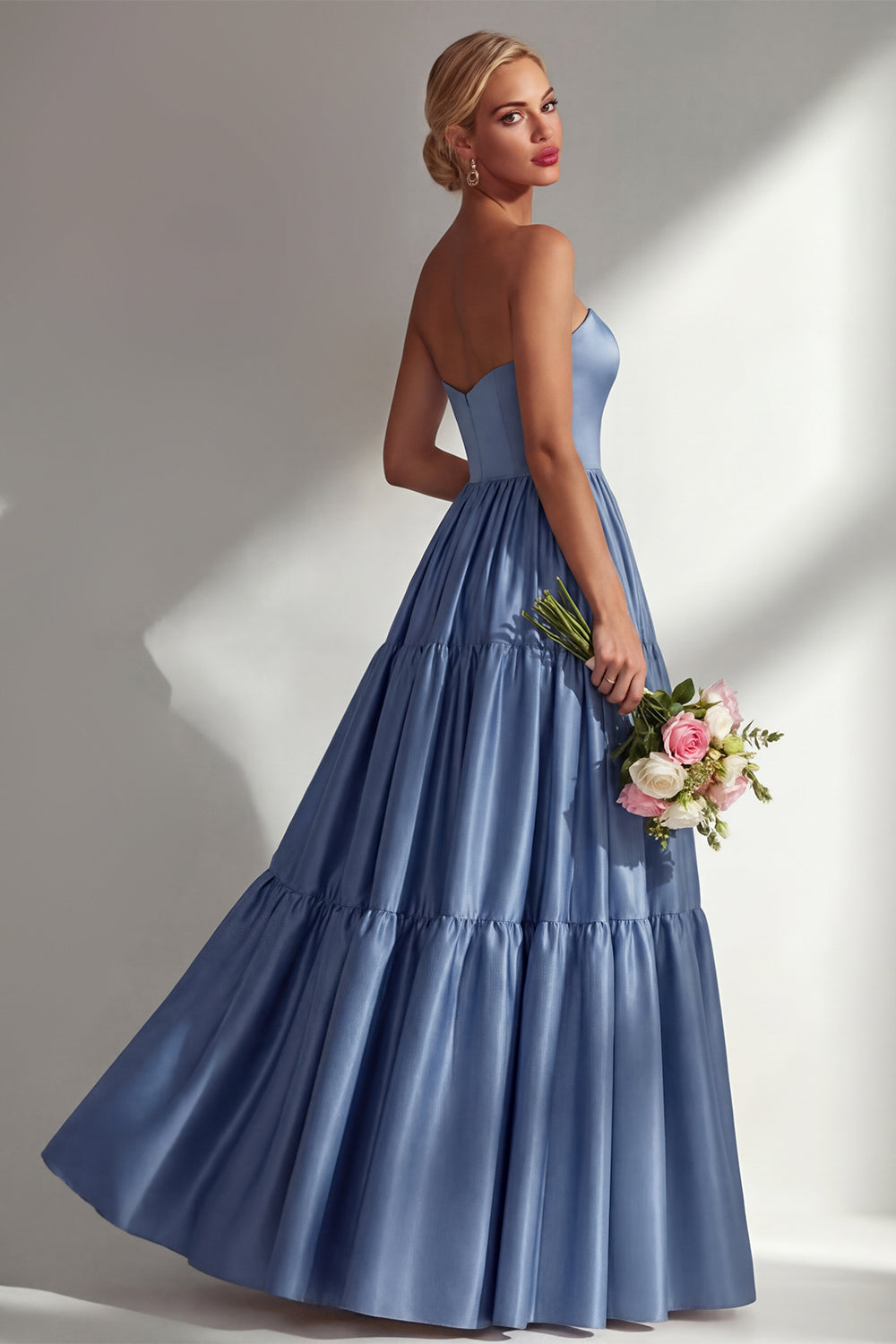 Vestido de noche largo de satén azul acero con escote barco, corte A y mangas desmontables