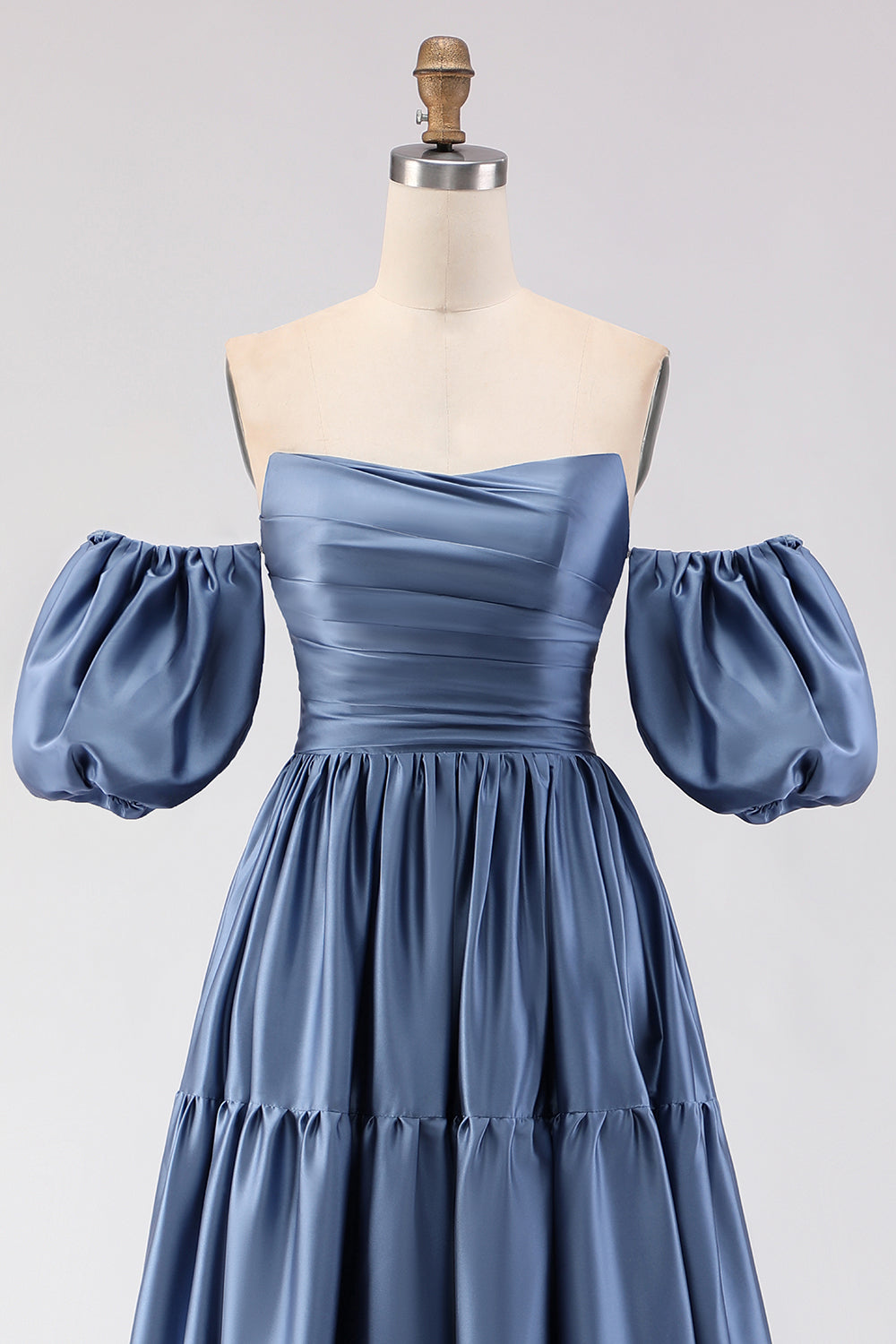 Vestido de noche largo de satén azul acero con escote barco, corte A y mangas desmontables