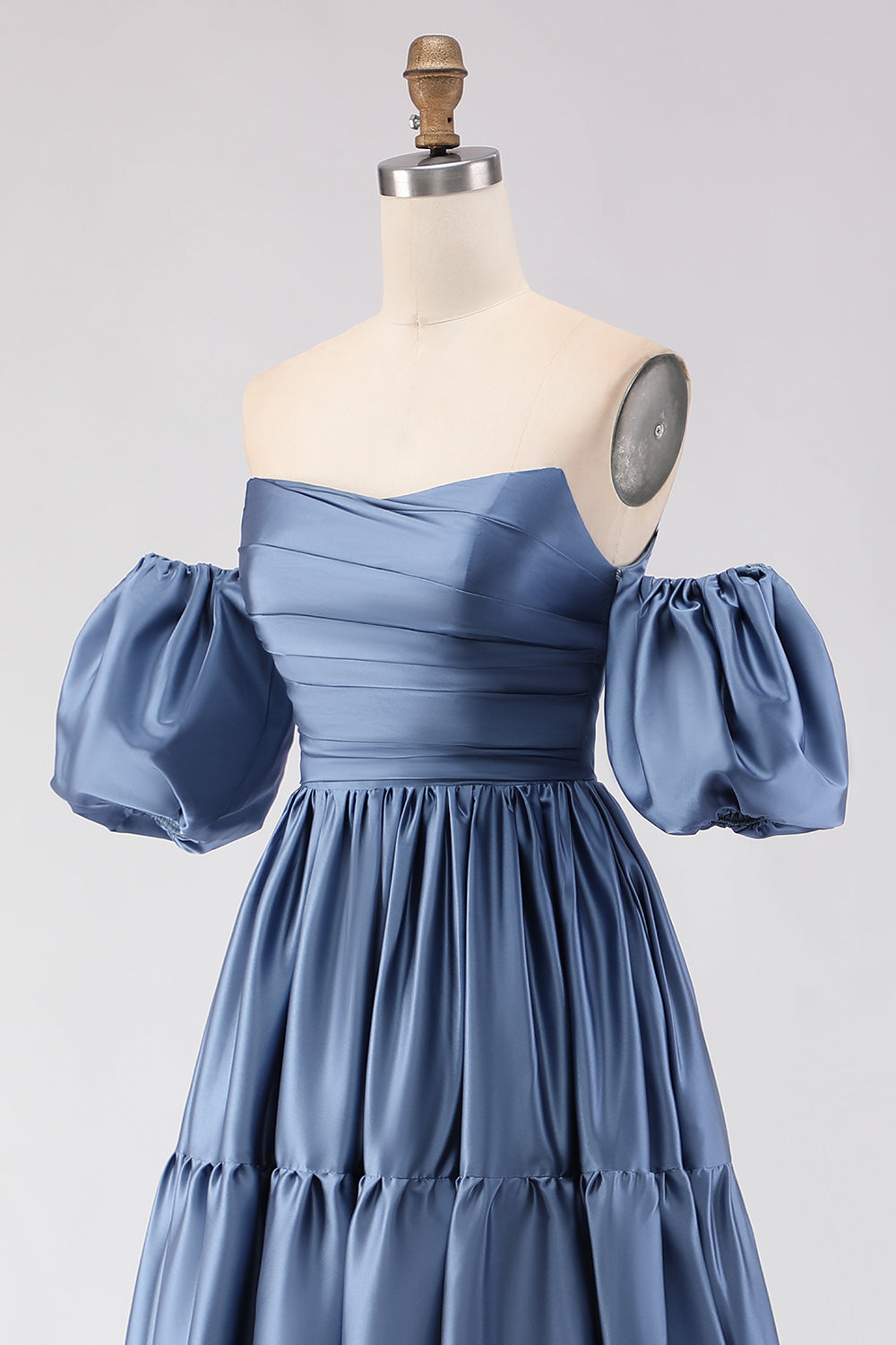 Vestido de noche largo de satén azul acero con escote barco, corte A y mangas desmontables