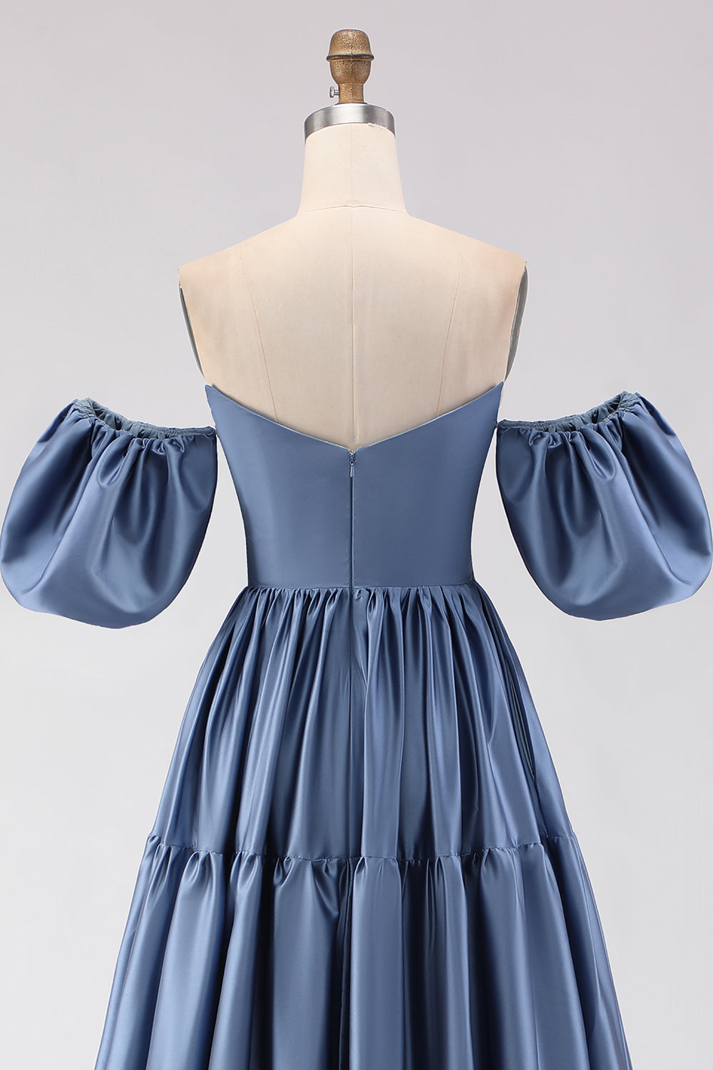 Vestido de noche largo de satén azul acero con escote barco, corte A y mangas desmontables