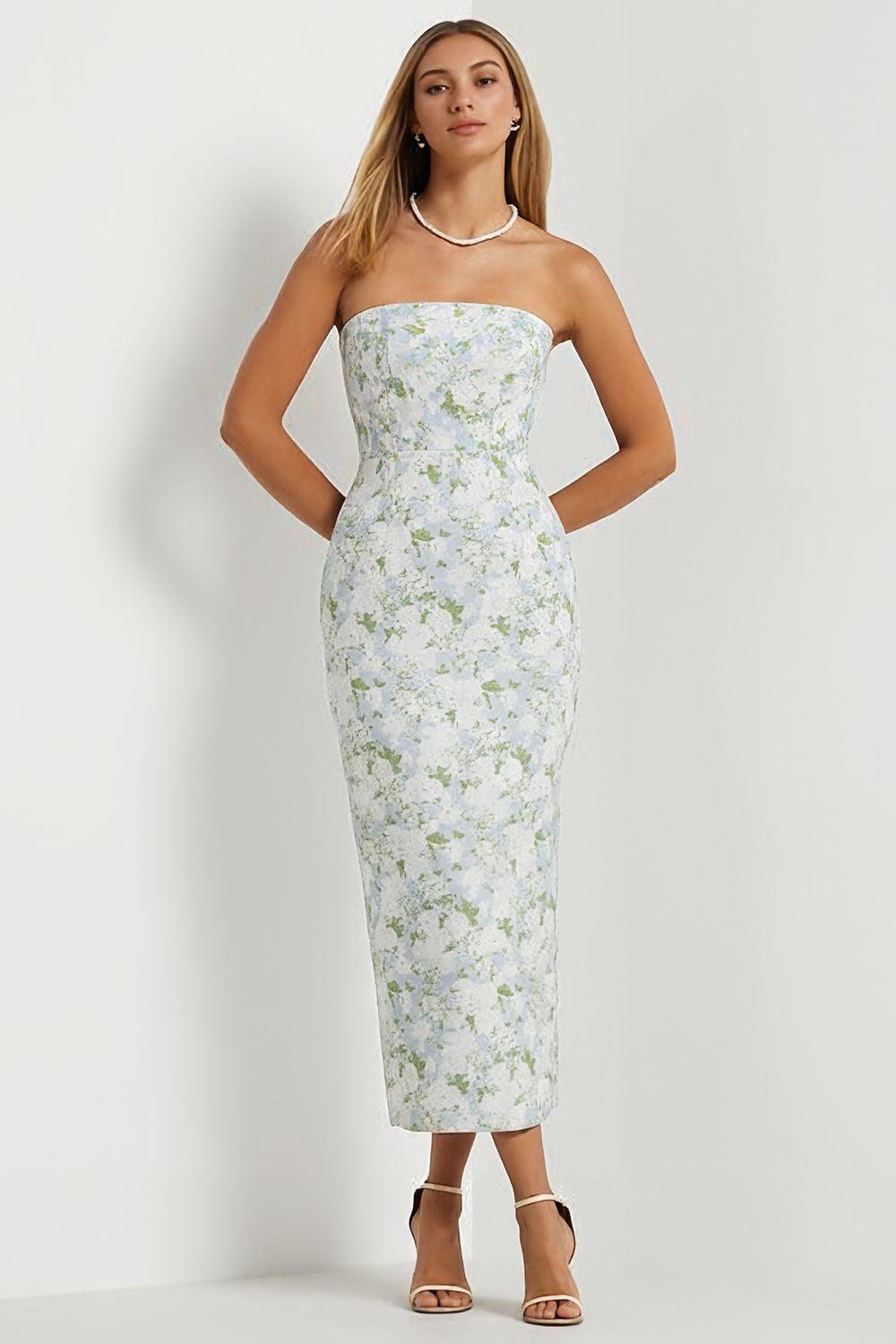 Robe longue en satin imprimée florale bleue et blanche, fourreau, sans bretelles avec nœud