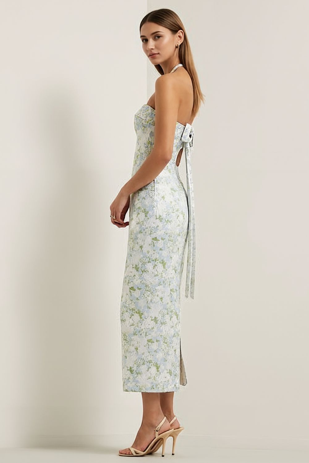 Robe longue en satin imprimée florale bleue et blanche, fourreau, sans bretelles avec nœud