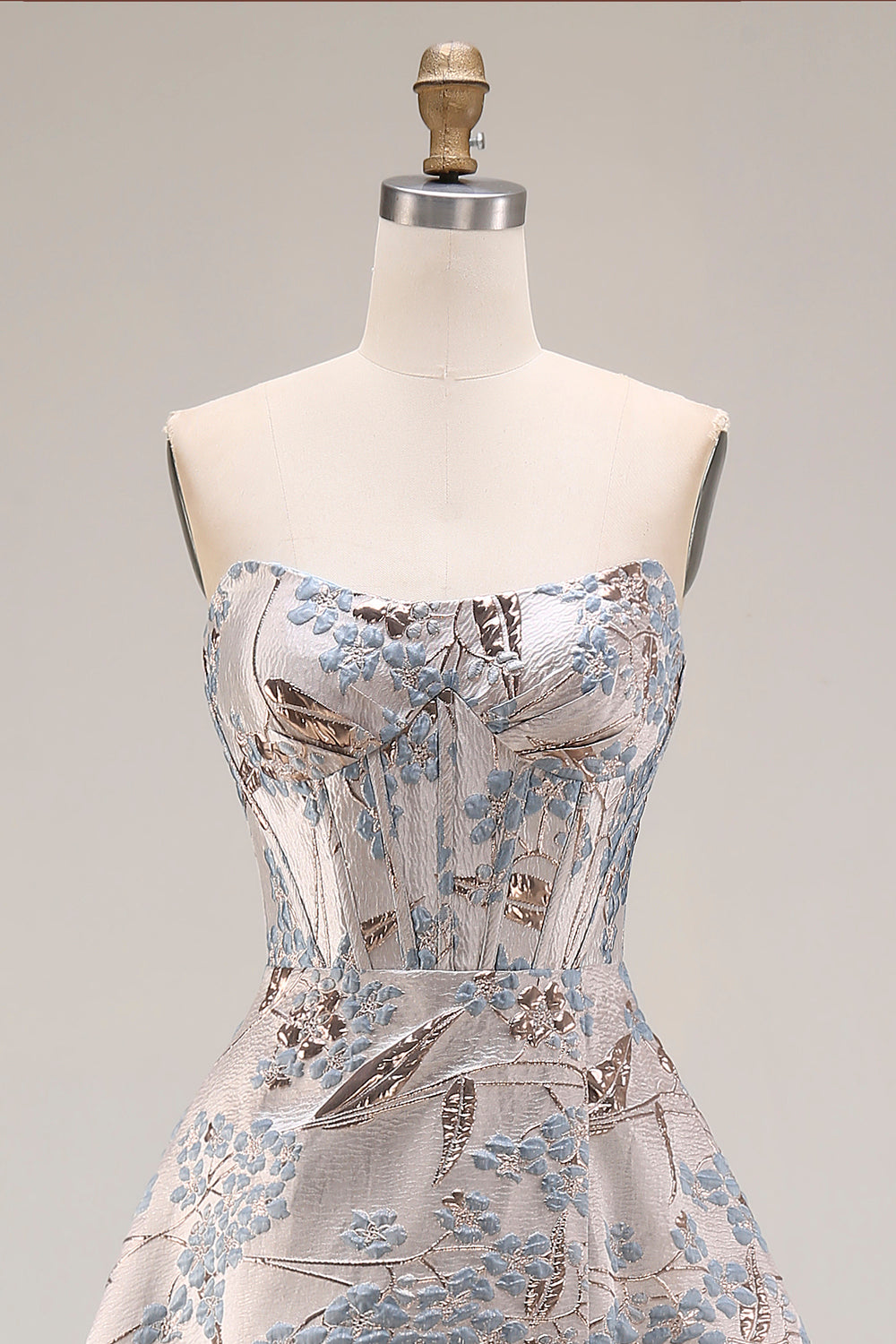 Robe de bal longue en jacquard argenté sans bretelles, coupe A, avec corset et fente