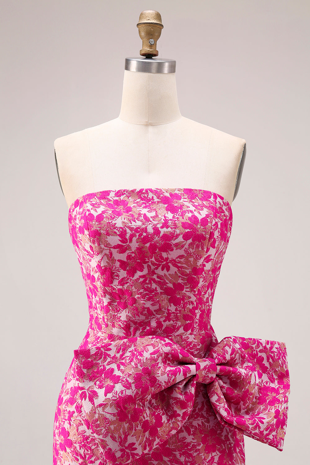 Vestido largo de fiesta tipo sirena con abertura lateral, estampado floral fucsia y lazo, sin tirantes