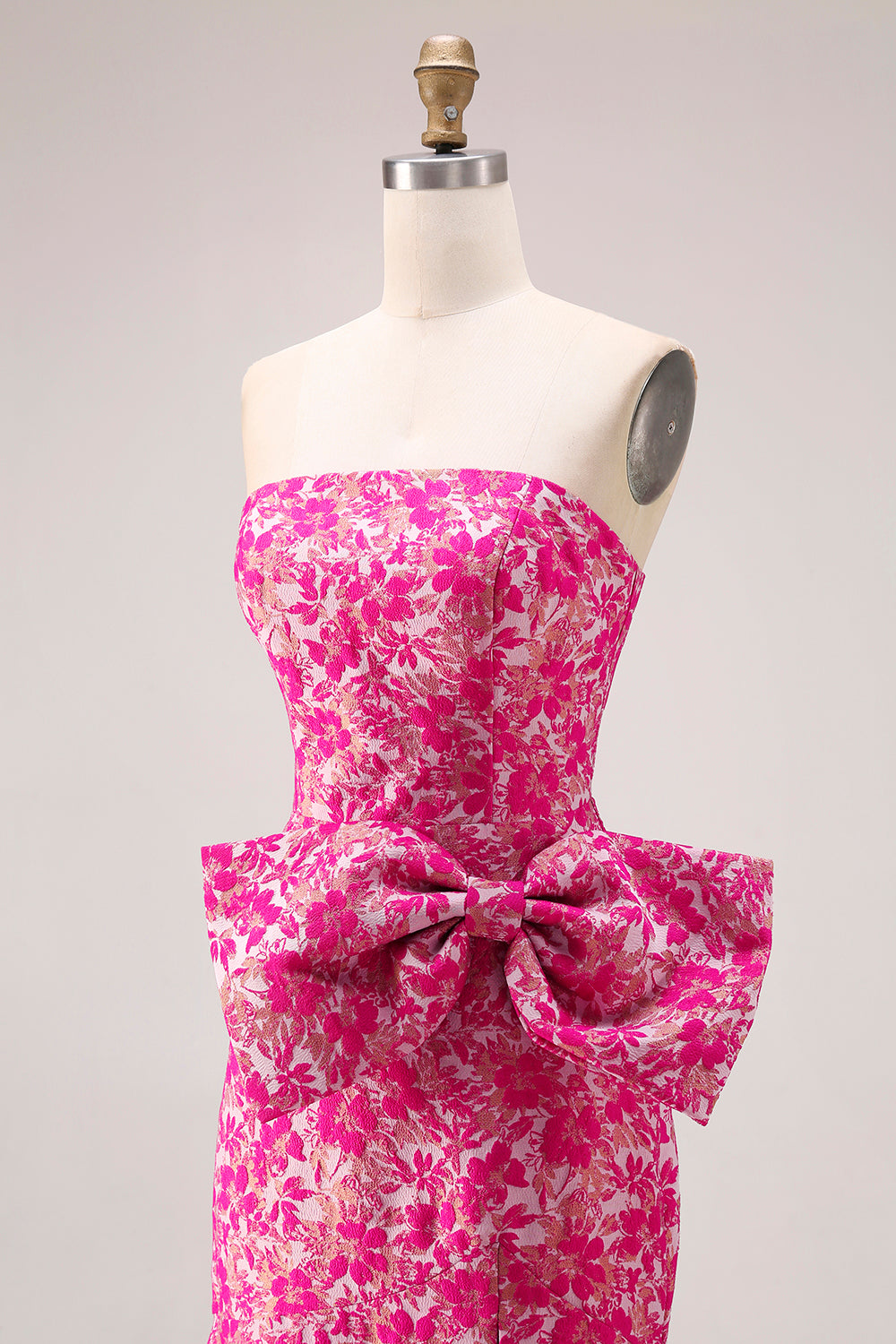 Vestido largo de fiesta tipo sirena con abertura lateral, estampado floral fucsia y lazo, sin tirantes