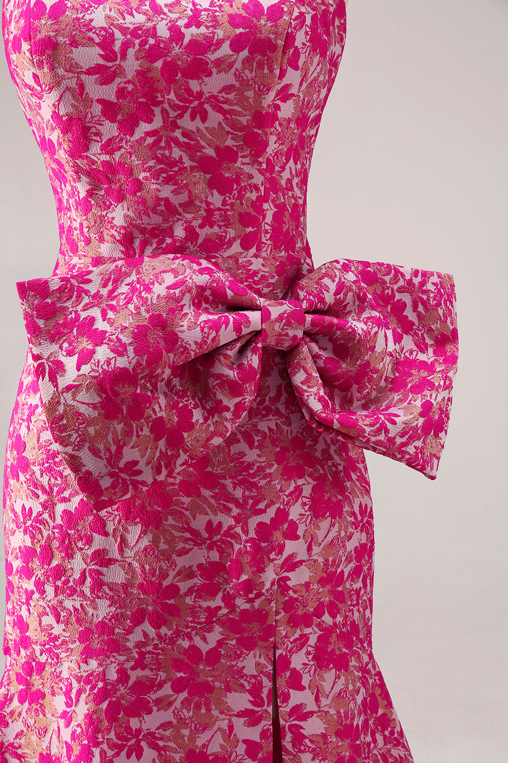 Vestido largo de fiesta tipo sirena con abertura lateral, estampado floral fucsia y lazo, sin tirantes