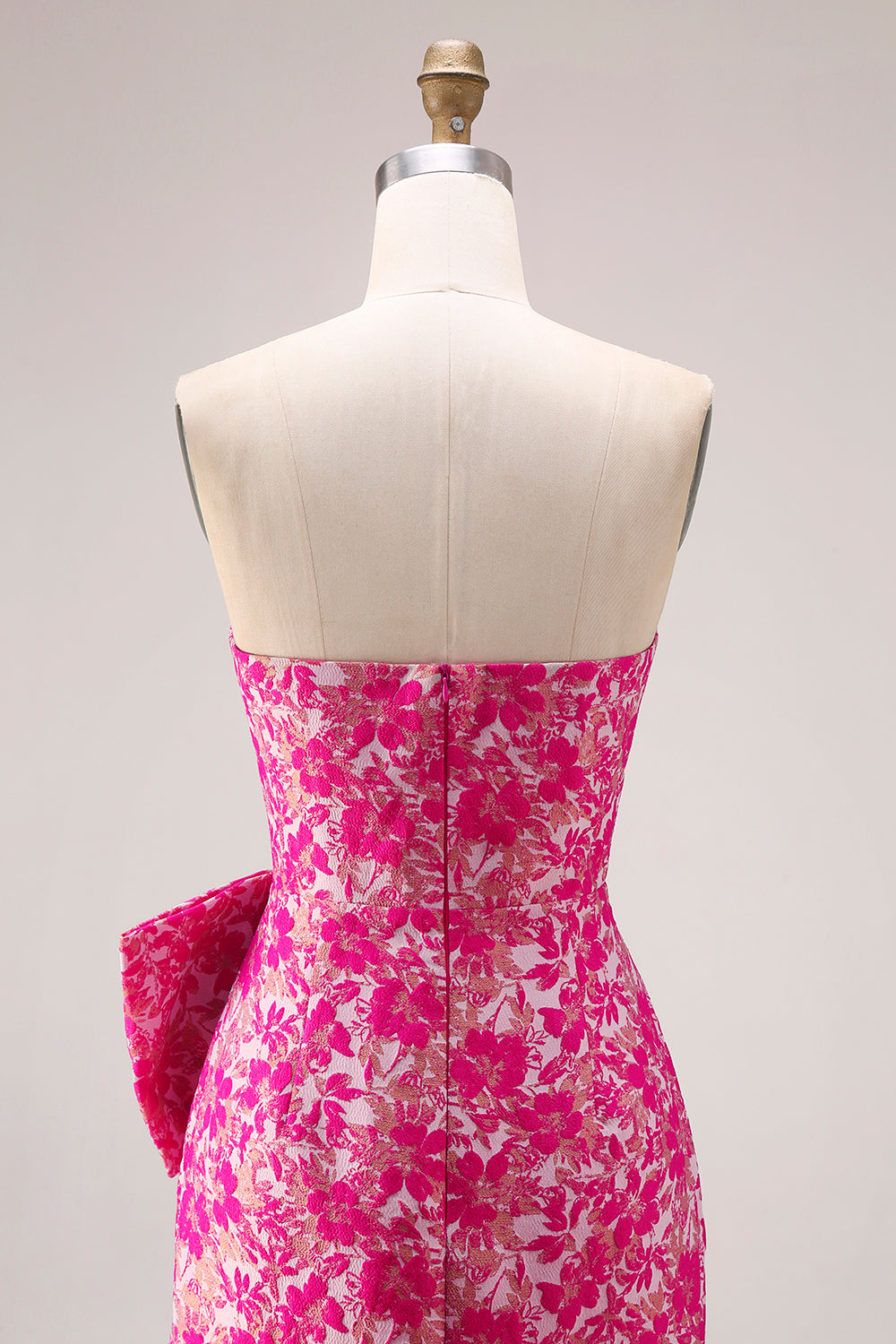 Vestido largo de fiesta tipo sirena con abertura lateral, estampado floral fucsia y lazo, sin tirantes