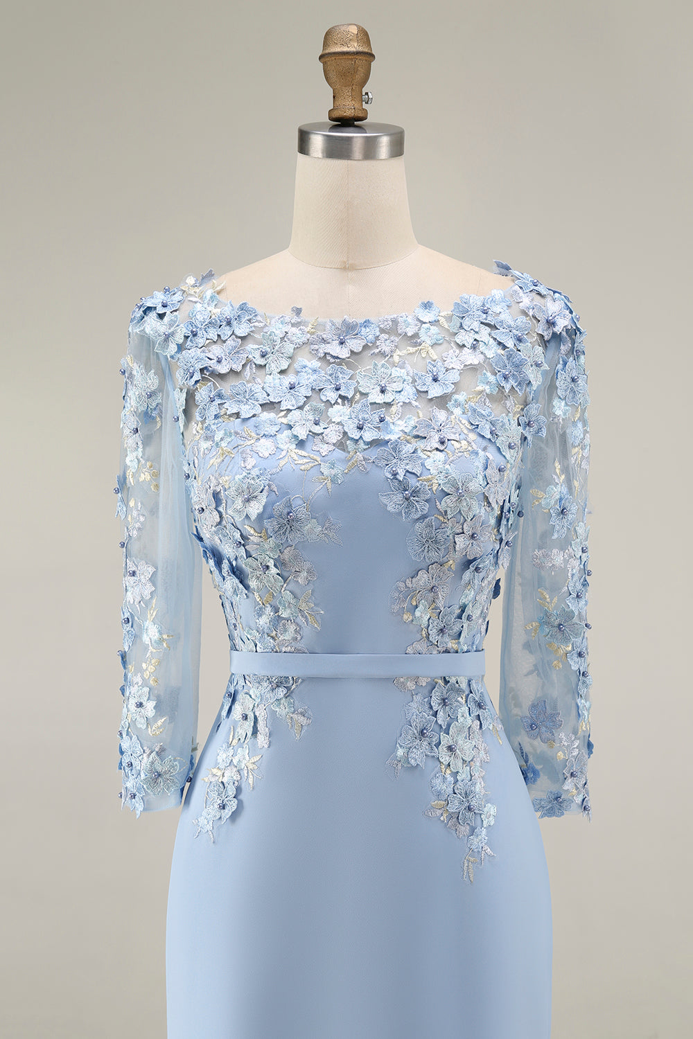 Robe midi fourreau bleu clair avec encolure bateau et appliques, manches 3/4, pour la mère de la mariée