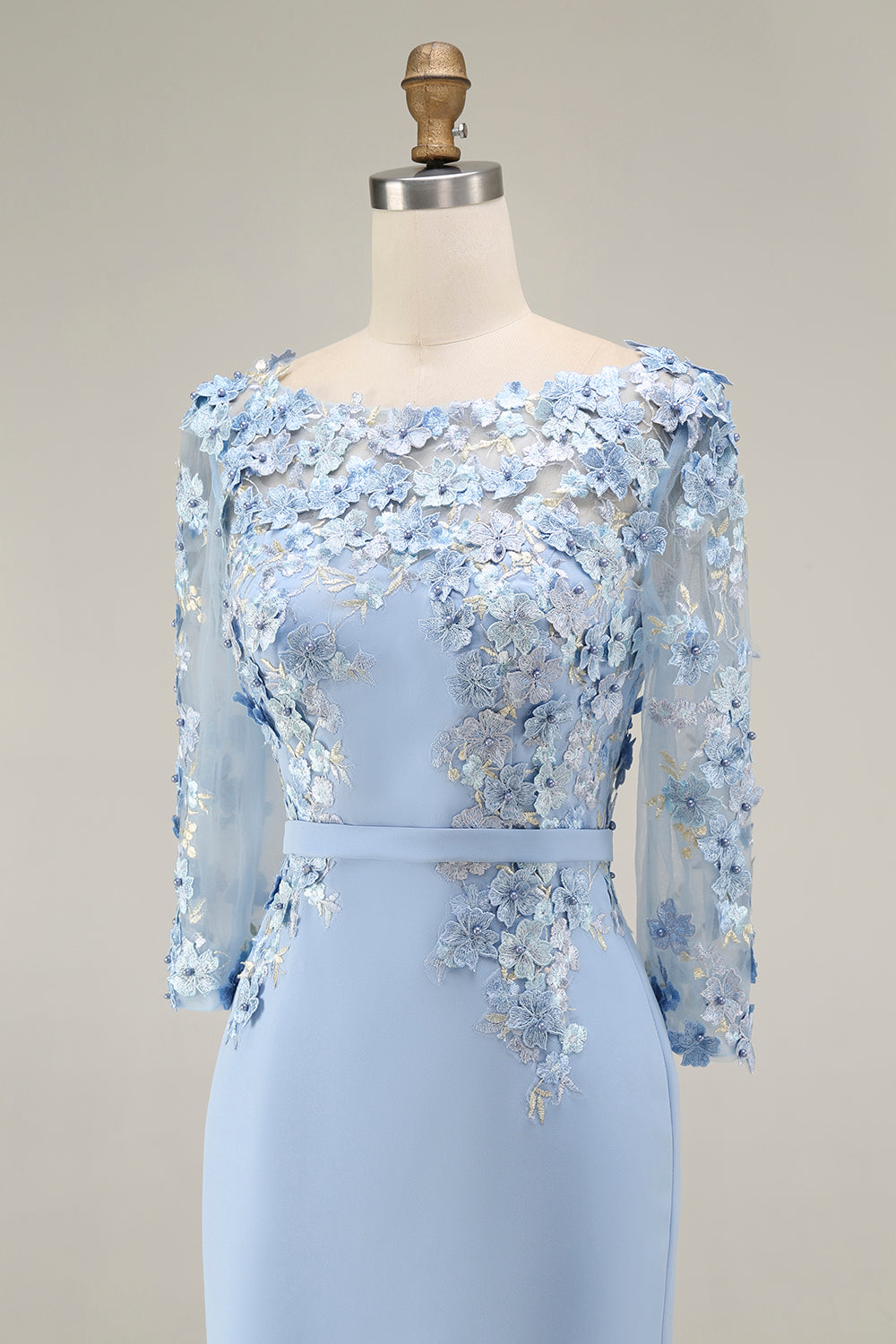 Robe midi fourreau bleu clair avec encolure bateau et appliques, manches 3/4, pour la mère de la mariée