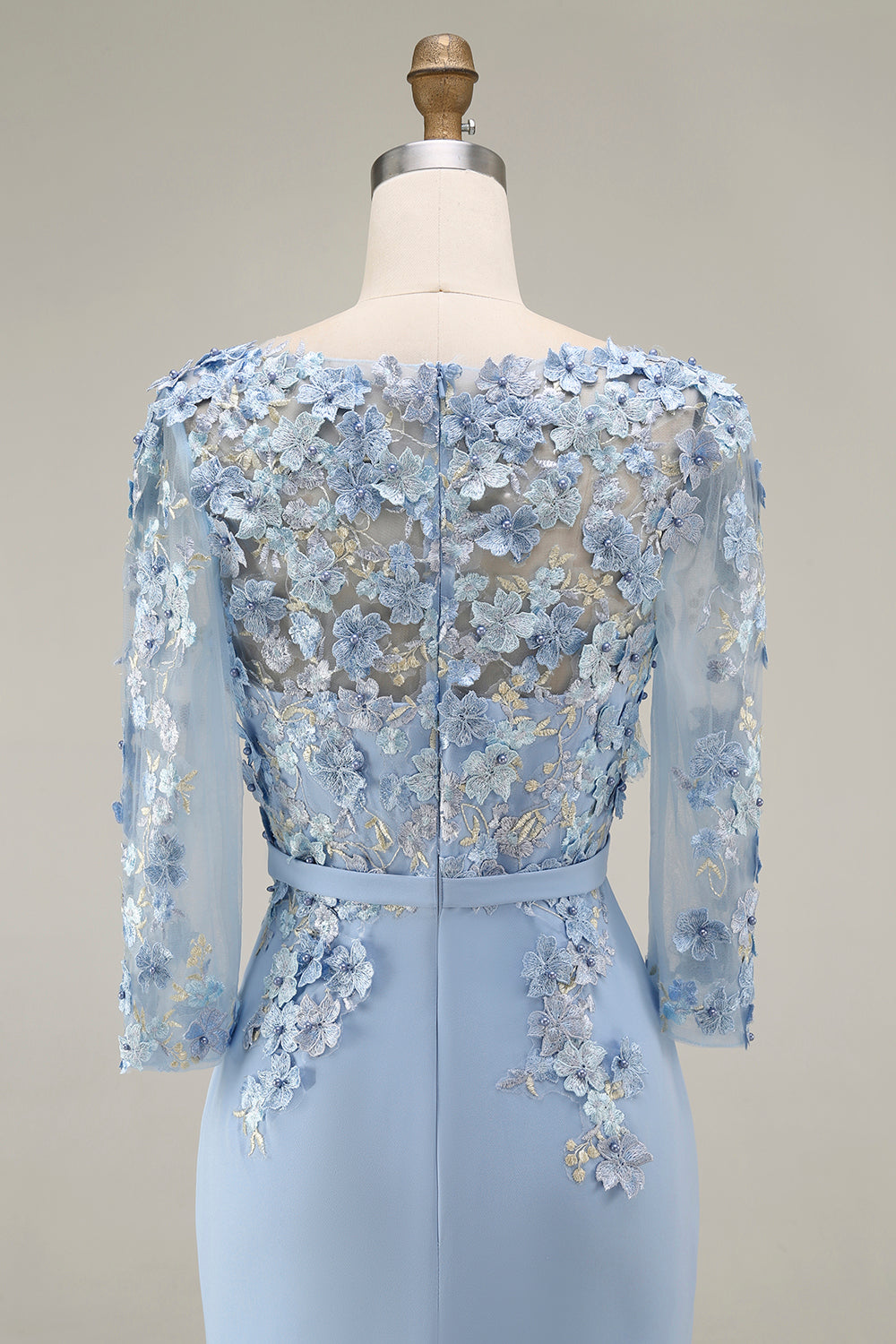 Robe midi fourreau bleu clair avec encolure bateau et appliques, manches 3/4, pour la mère de la mariée