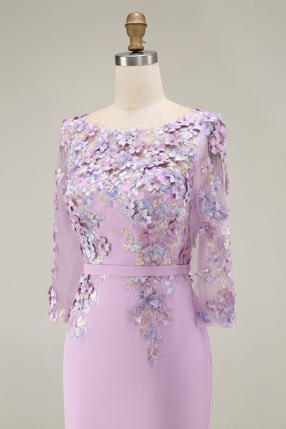 Robe midi fourreau bleu clair avec encolure bateau et appliques, manches 3/4, pour la mère de la mariée