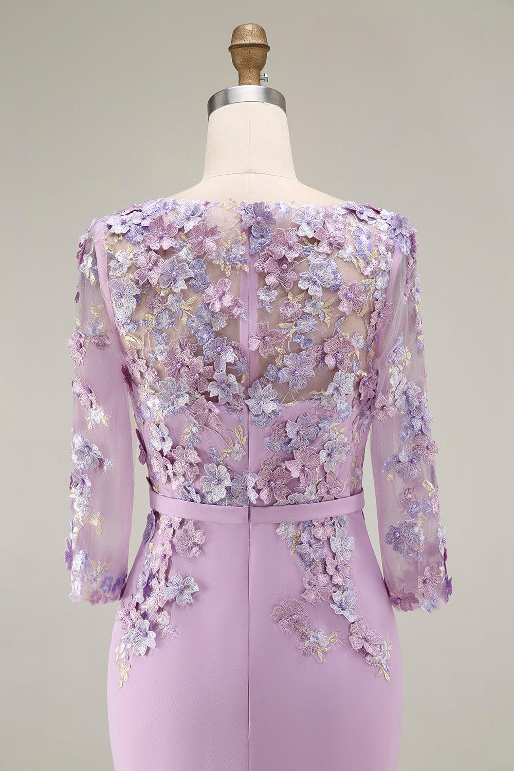 Robe midi fourreau bleu clair avec encolure bateau et appliques, manches 3/4, pour la mère de la mariée