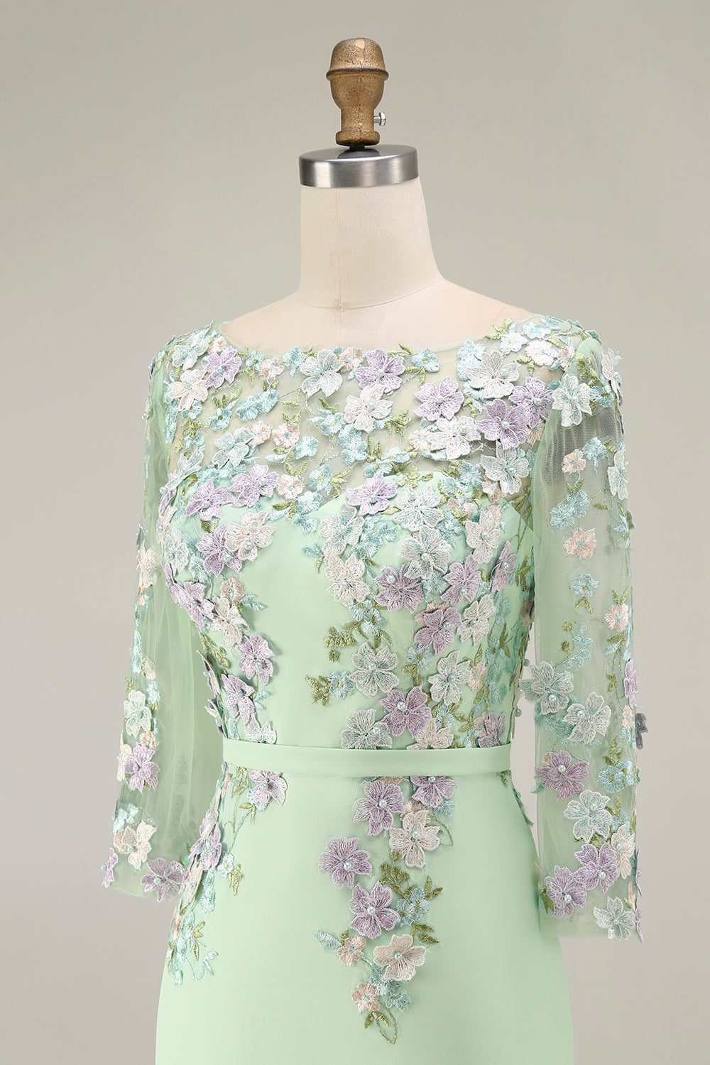 Robe midi fourreau bleu clair avec encolure bateau et appliques, manches 3/4, pour la mère de la mariée