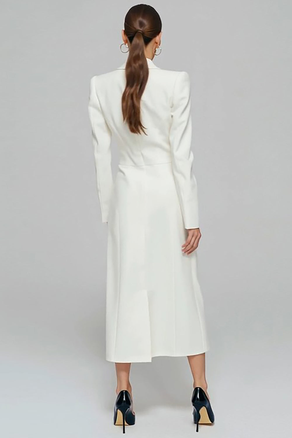 Robe blazer ivoire à boutonnage simple, coupe fourreau, revers crantés