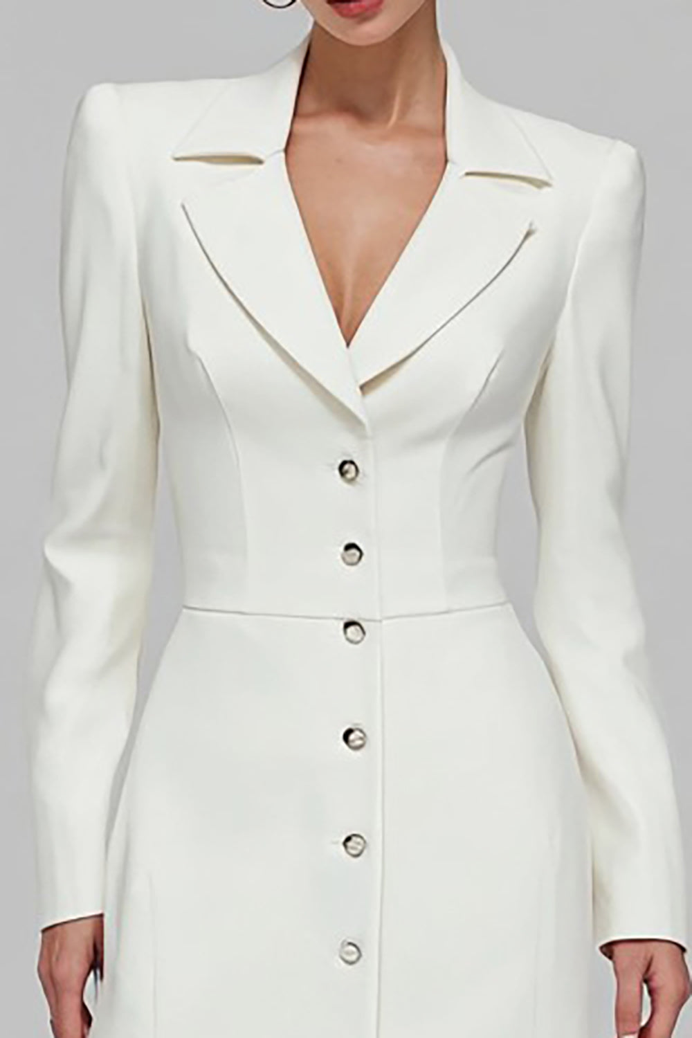 Robe blazer ivoire à boutonnage simple, coupe fourreau, revers crantés