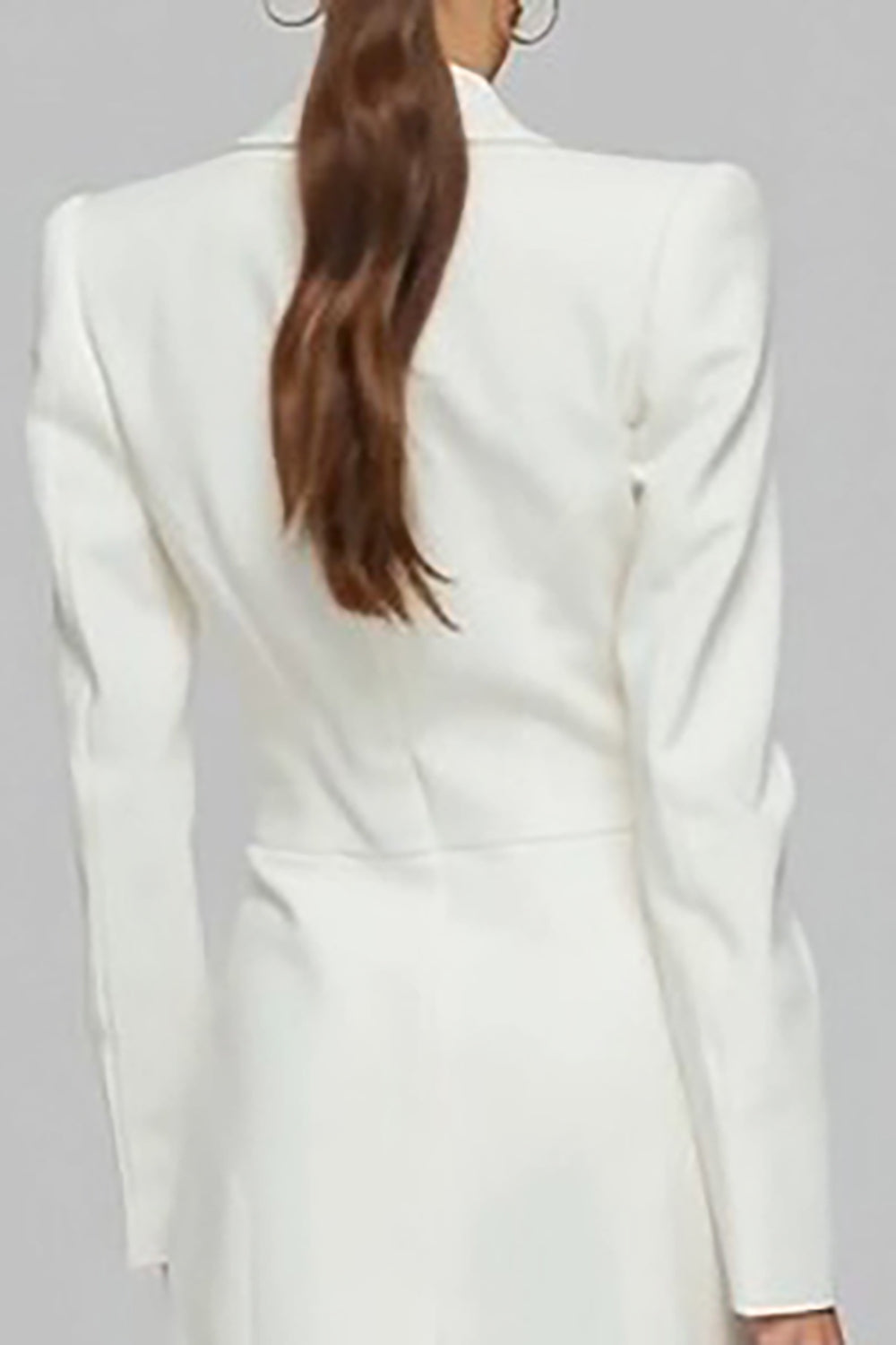 Robe blazer ivoire à boutonnage simple, coupe fourreau, revers crantés