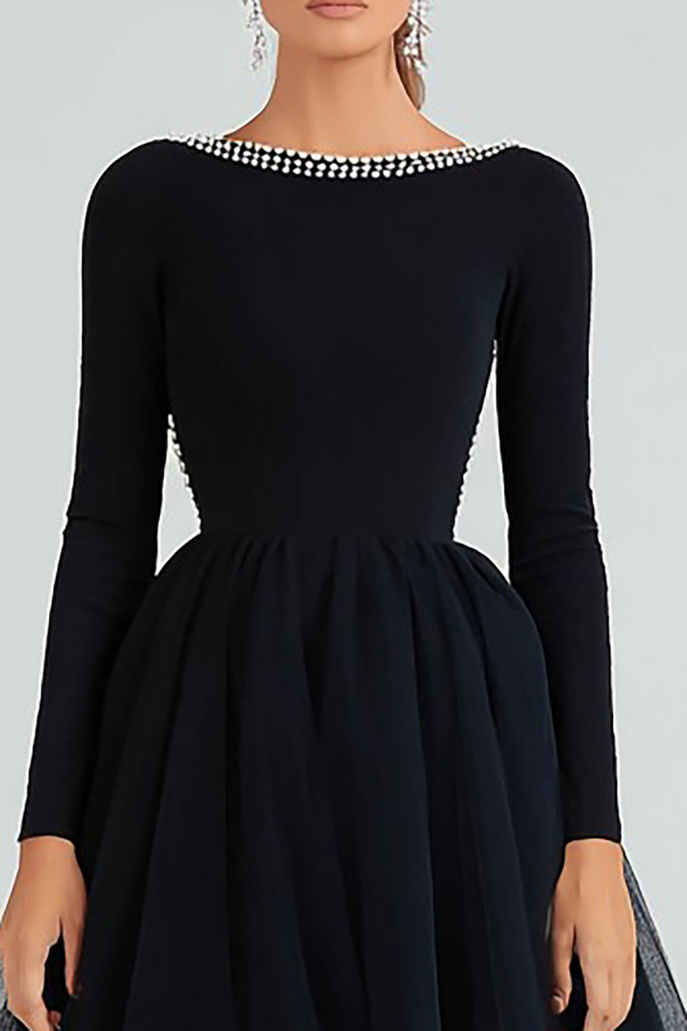 Robe de soirée noire trapèze à col rond perlée à manches longues