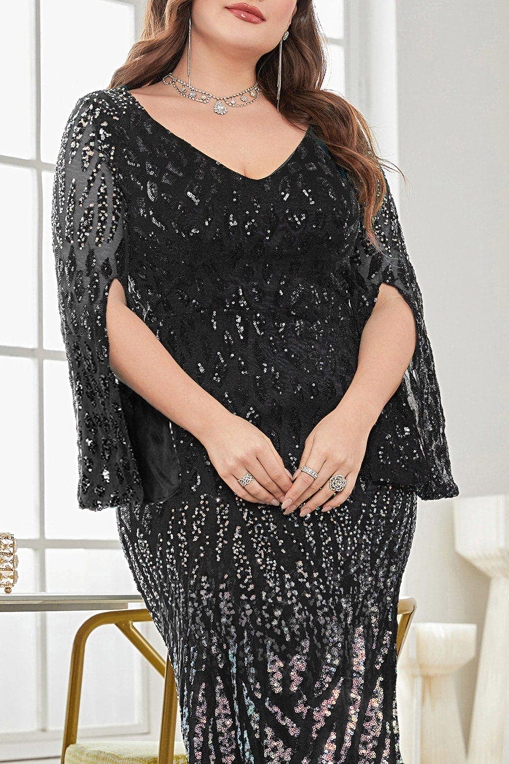 Robe de mère de la mariée grande taille à col en V et sequins noirs