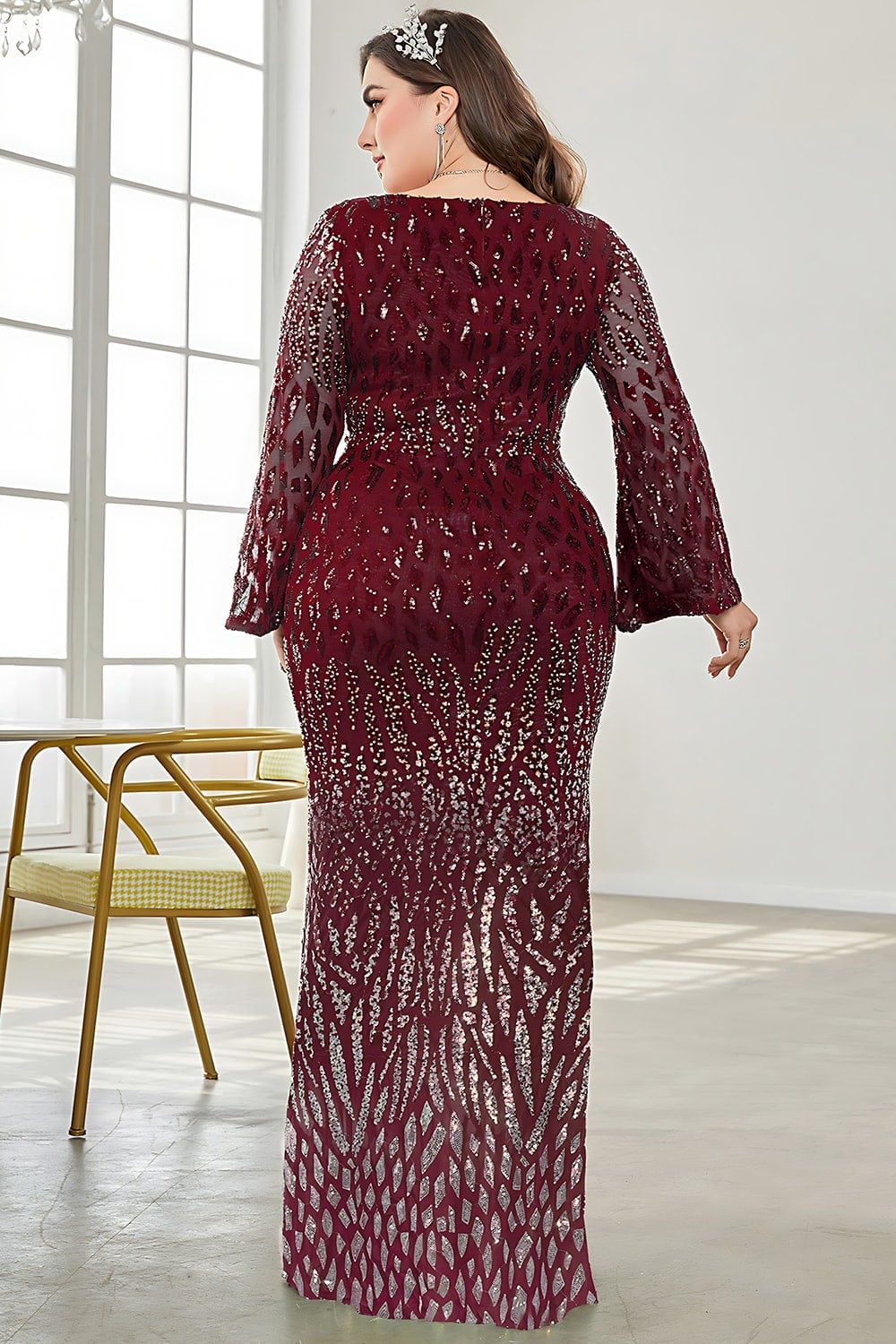 Robe de mère de la mariée grande taille à col en V et sequins noirs
