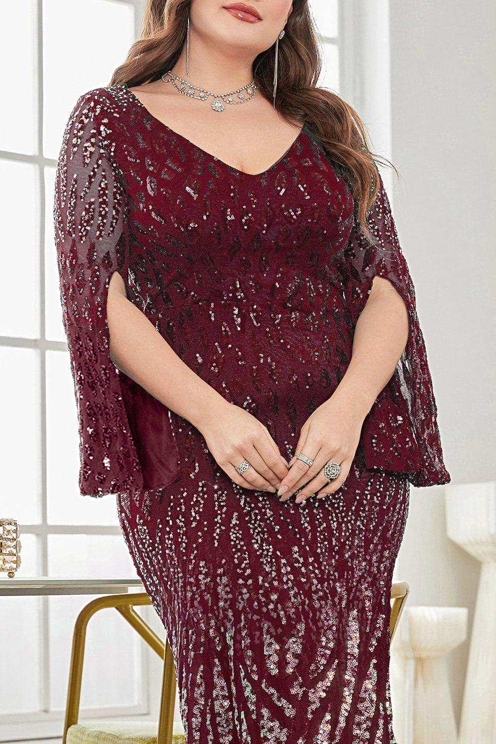 Robe de mère de la mariée grande taille à col en V et sequins noirs