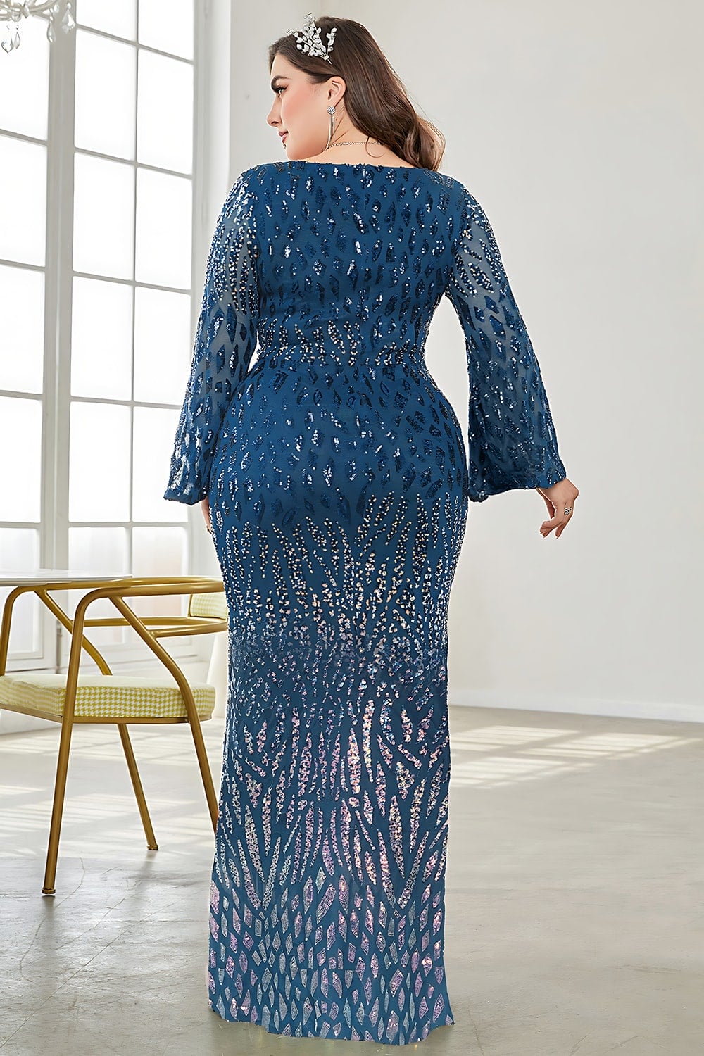 Robe de mère de la mariée grande taille à col en V et sequins noirs