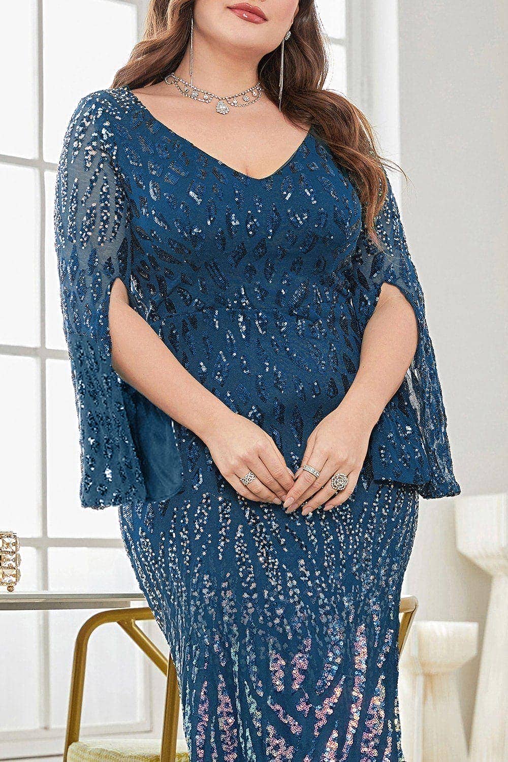 Robe de mère de la mariée grande taille à col en V et sequins noirs
