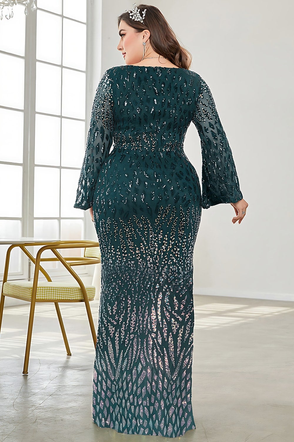 Robe de mère de la mariée grande taille à col en V et sequins noirs