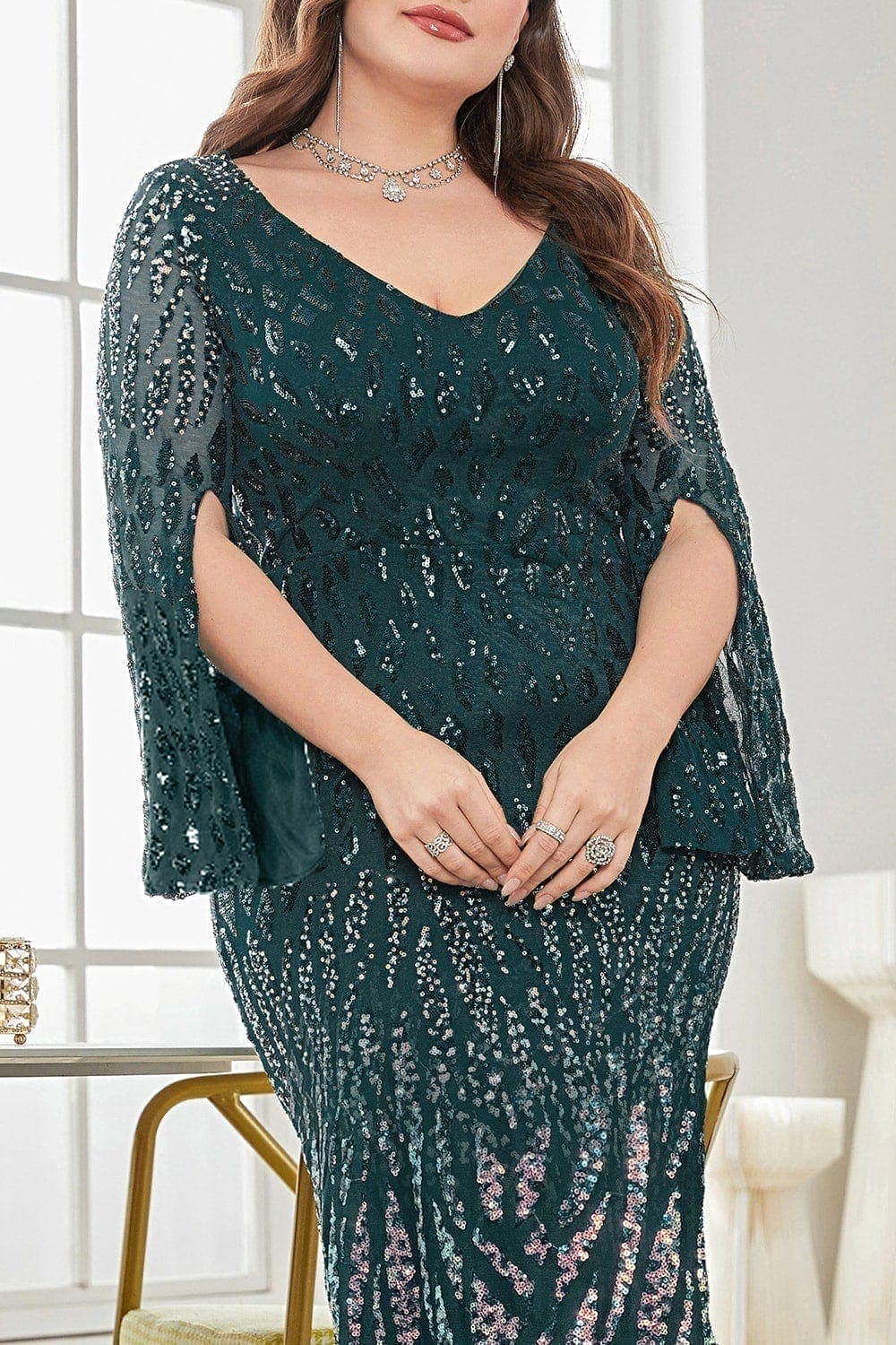 Robe de mère de la mariée grande taille à col en V et sequins noirs