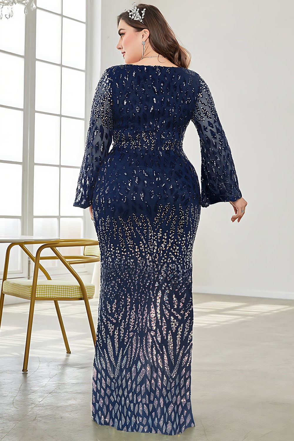 Robe de mère de la mariée grande taille à col en V et sequins noirs