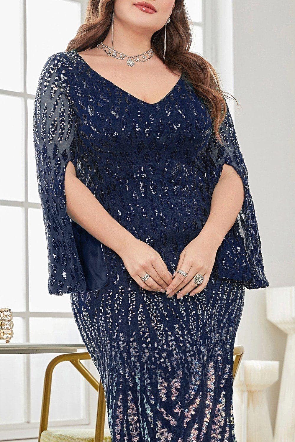 Robe de mère de la mariée grande taille à col en V et sequins noirs