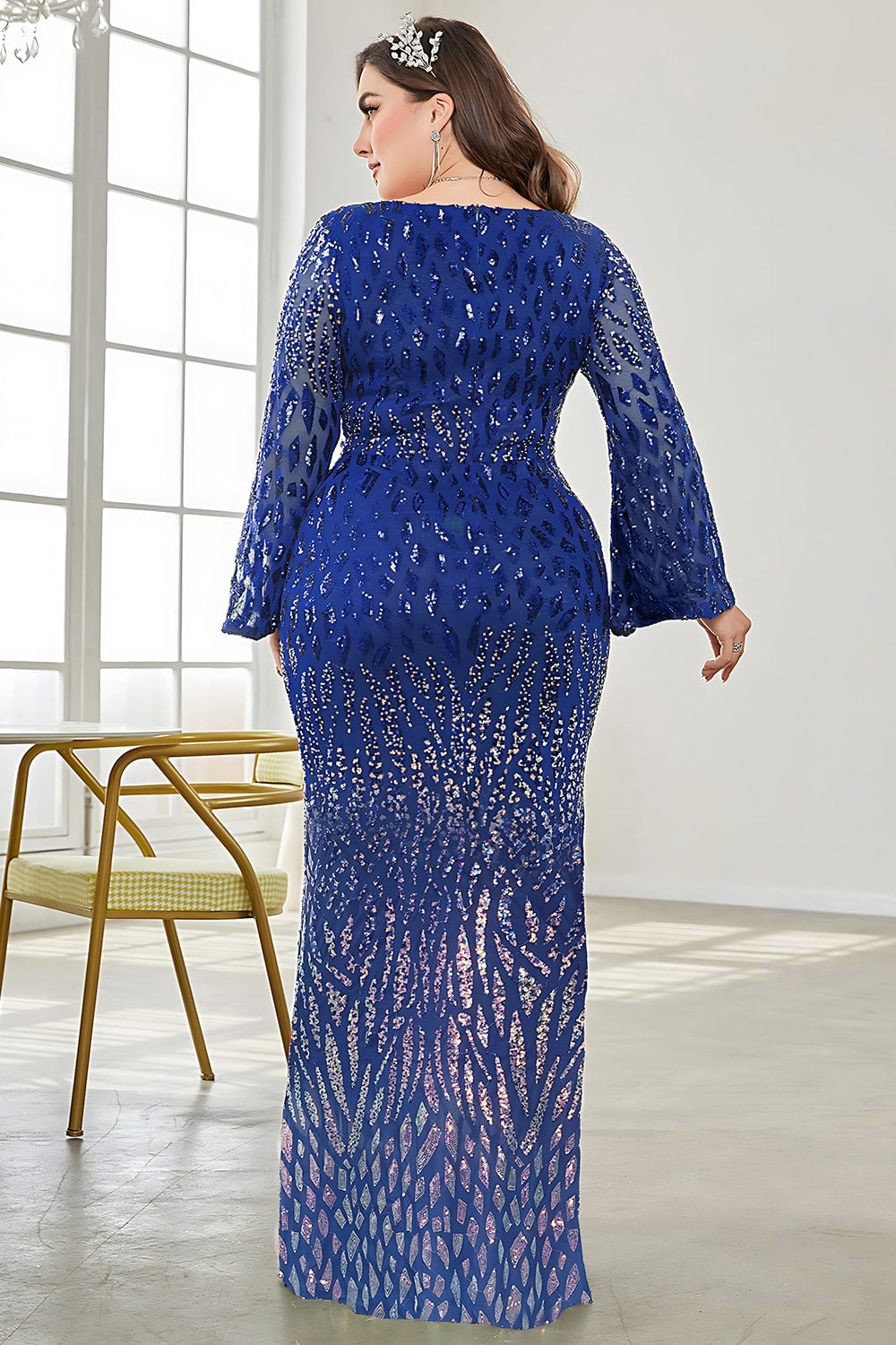 Robe de mère de la mariée grande taille à col en V et sequins noirs