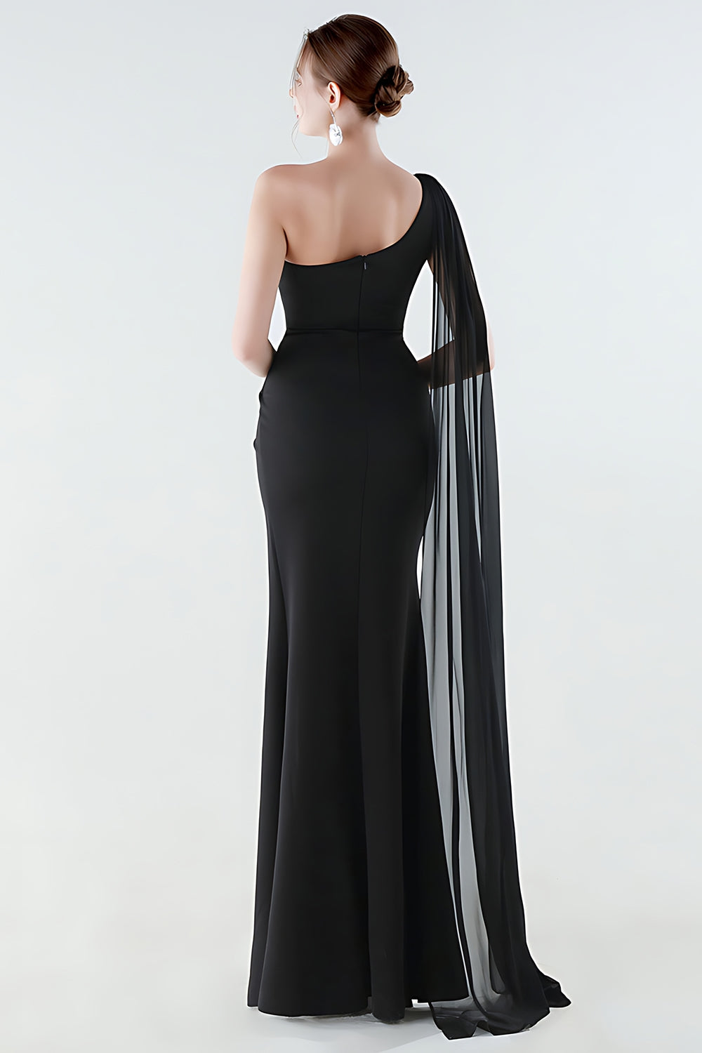 Robe de soirée sirène noire asymétrique avec traîne flottante