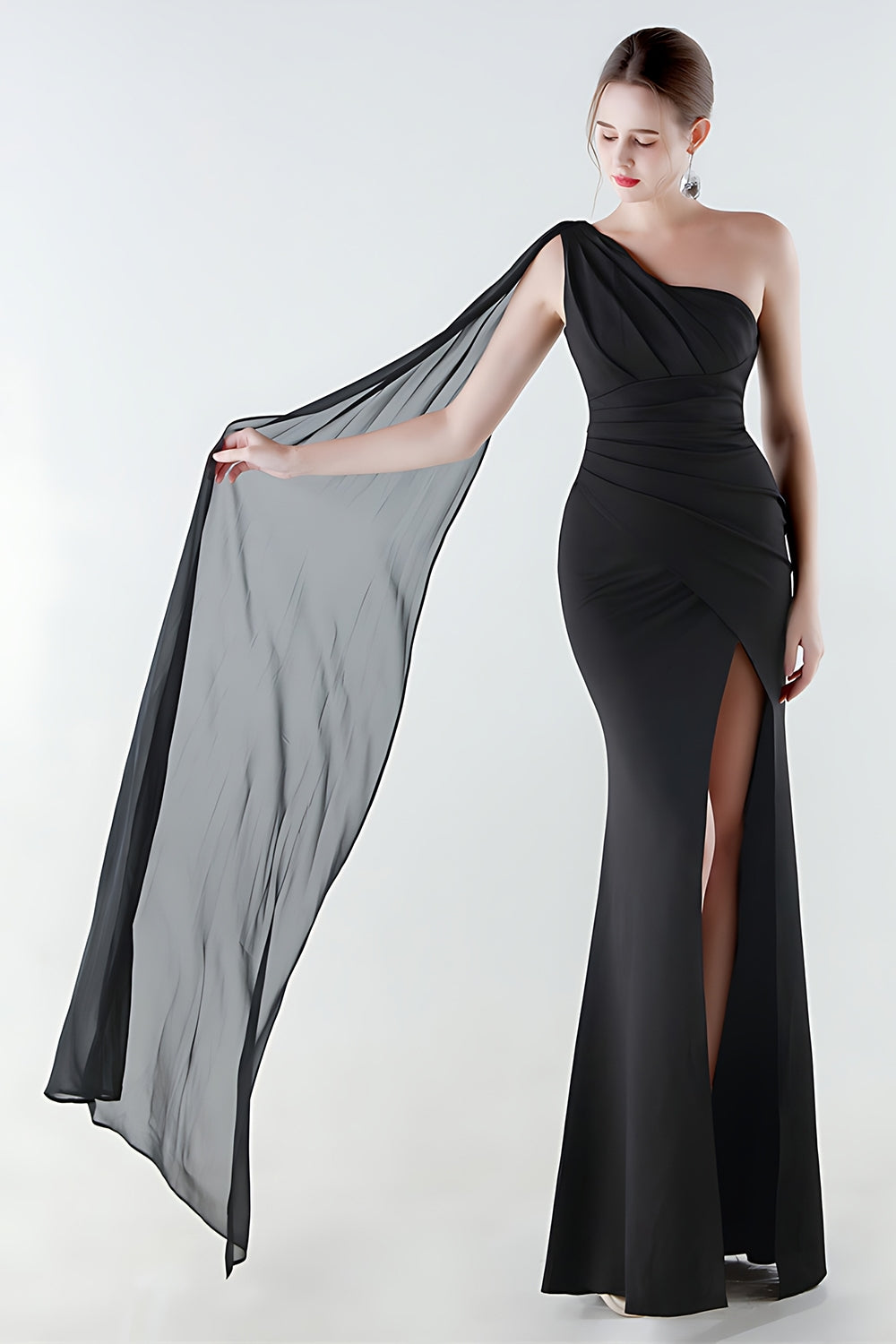 Robe de soirée sirène noire asymétrique avec traîne flottante