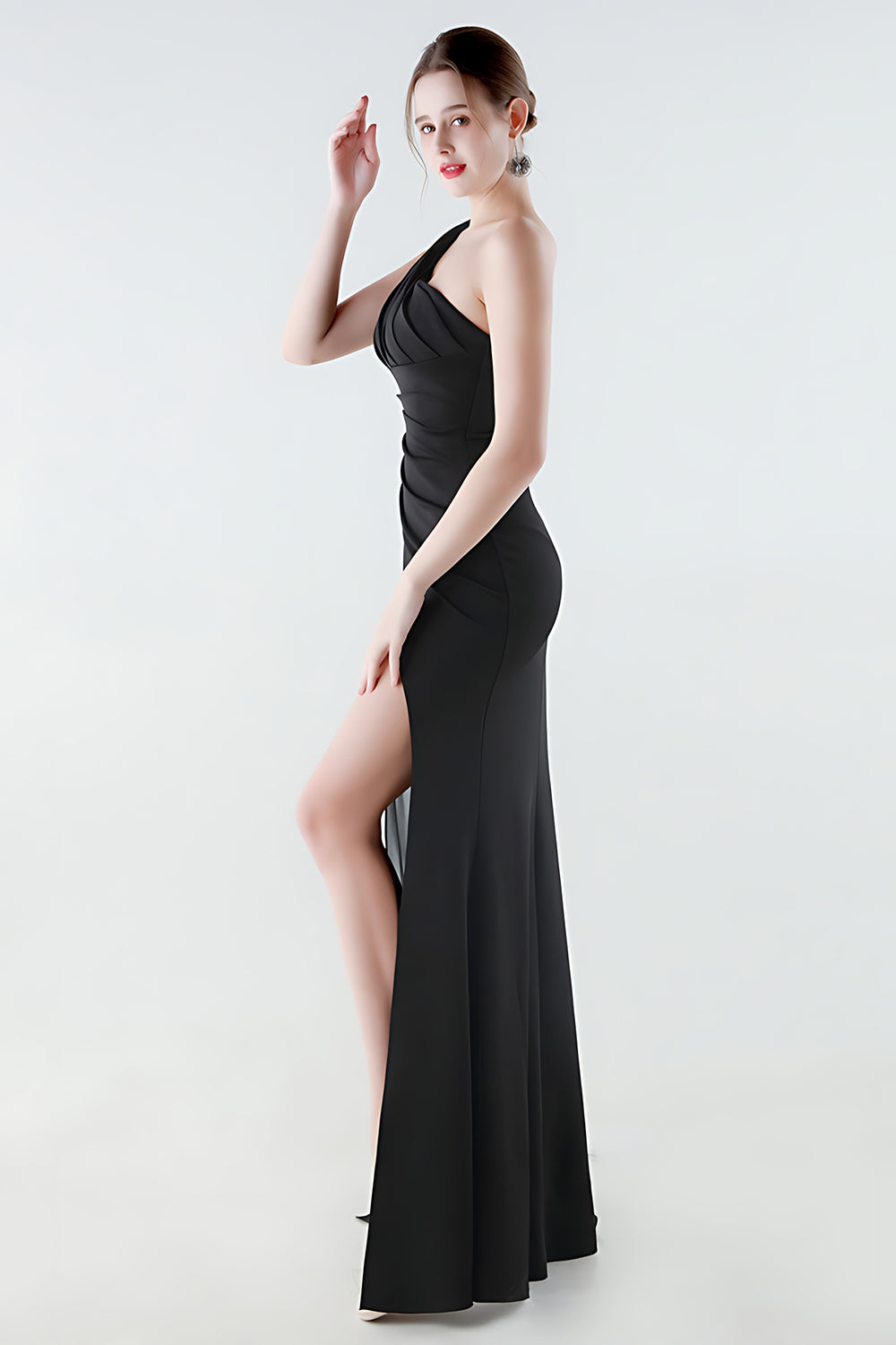 Robe de soirée sirène noire asymétrique avec traîne flottante