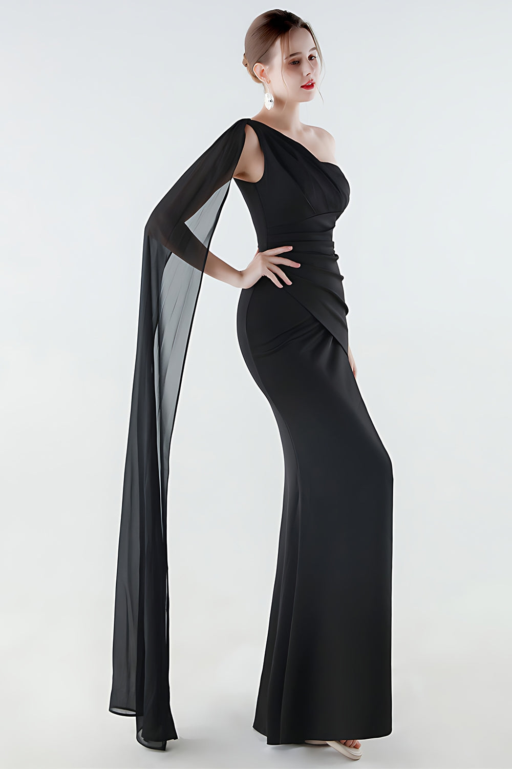 Robe de soirée sirène noire asymétrique avec traîne flottante